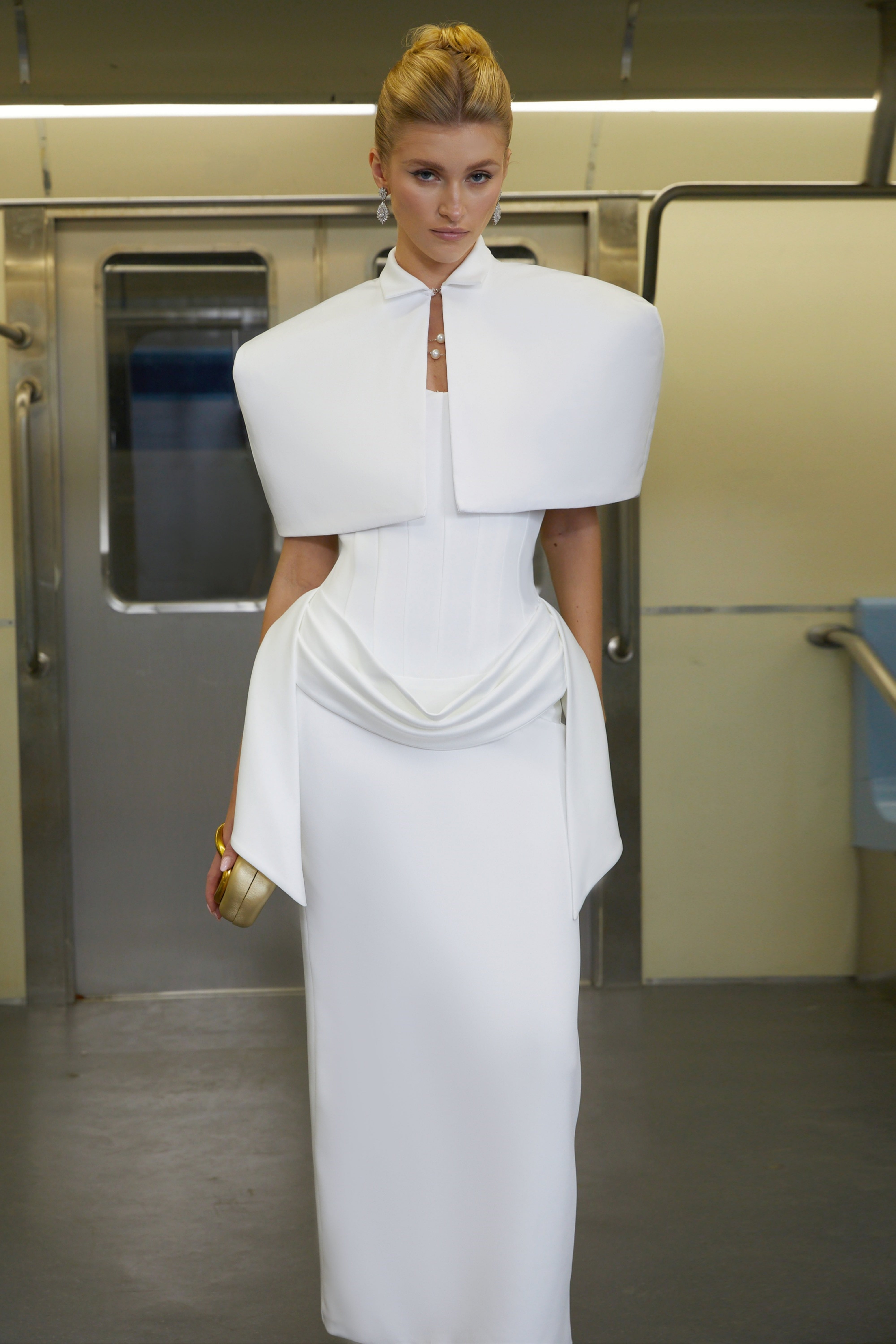 Korsettkleid mit Umhang