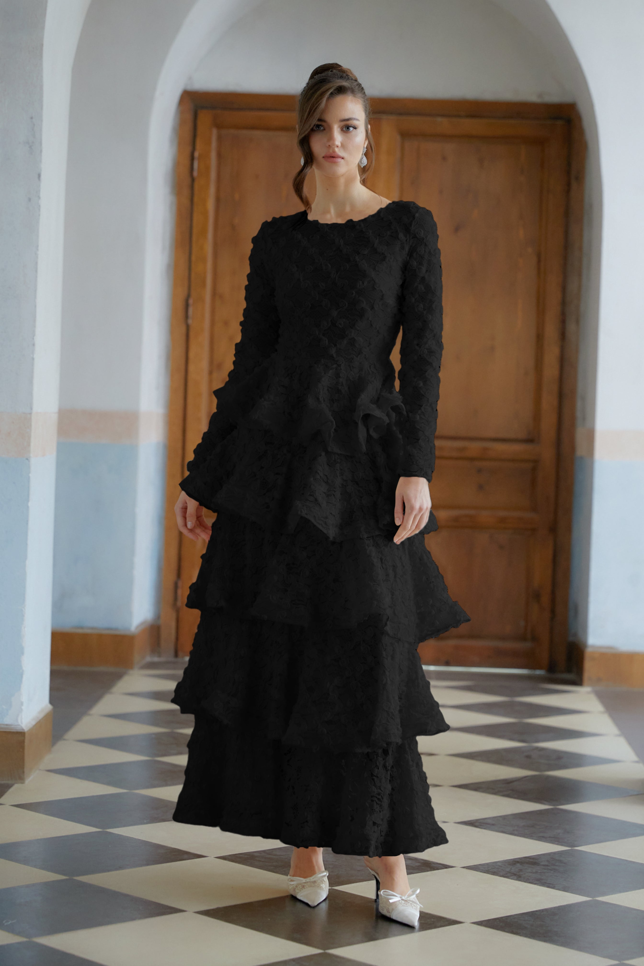 Halla Schwarzes Maxikleid mit Blumenmuster und Spitzenverzierung