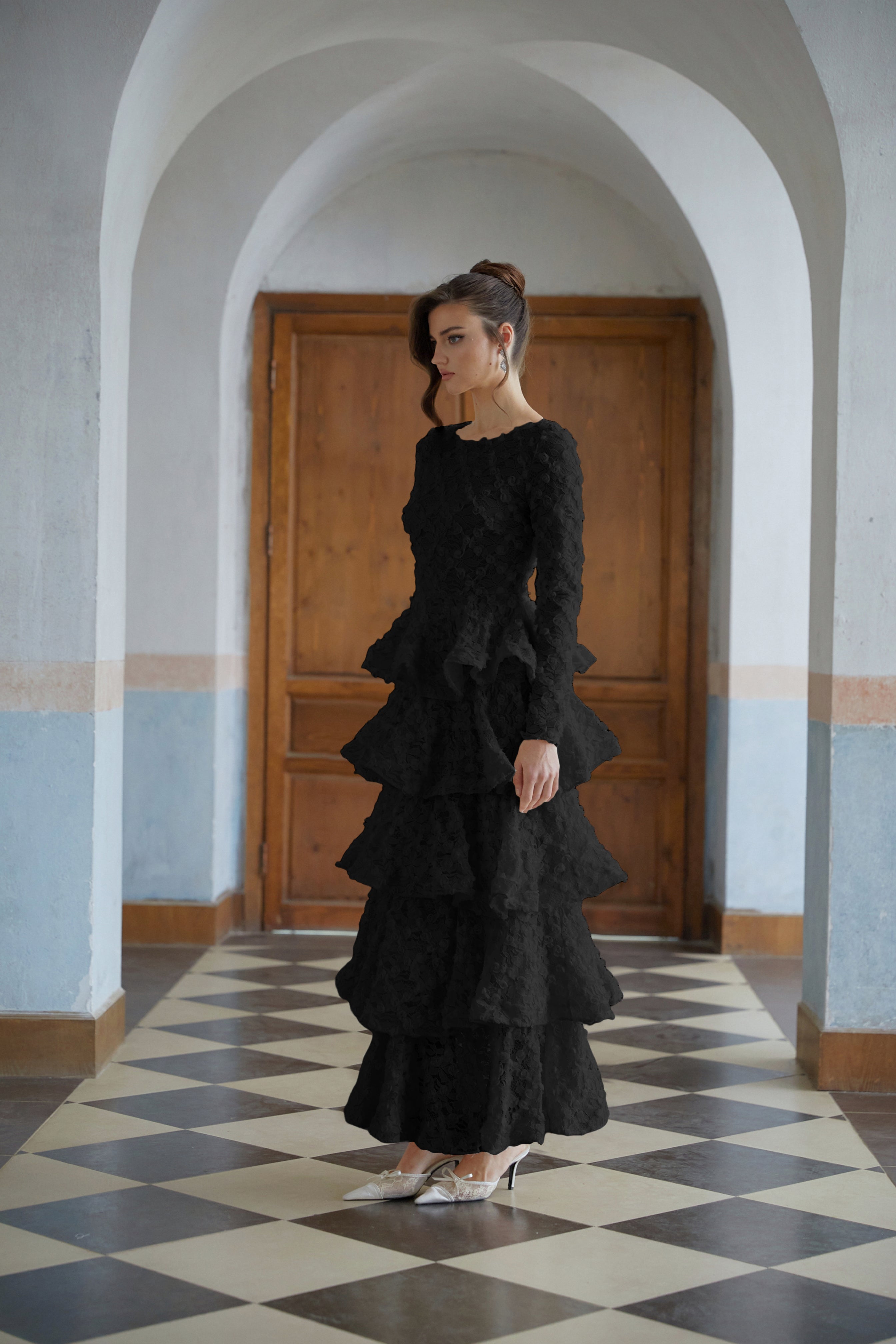 Halla Schwarzes Maxikleid mit Blumenmuster und Spitzenverzierung