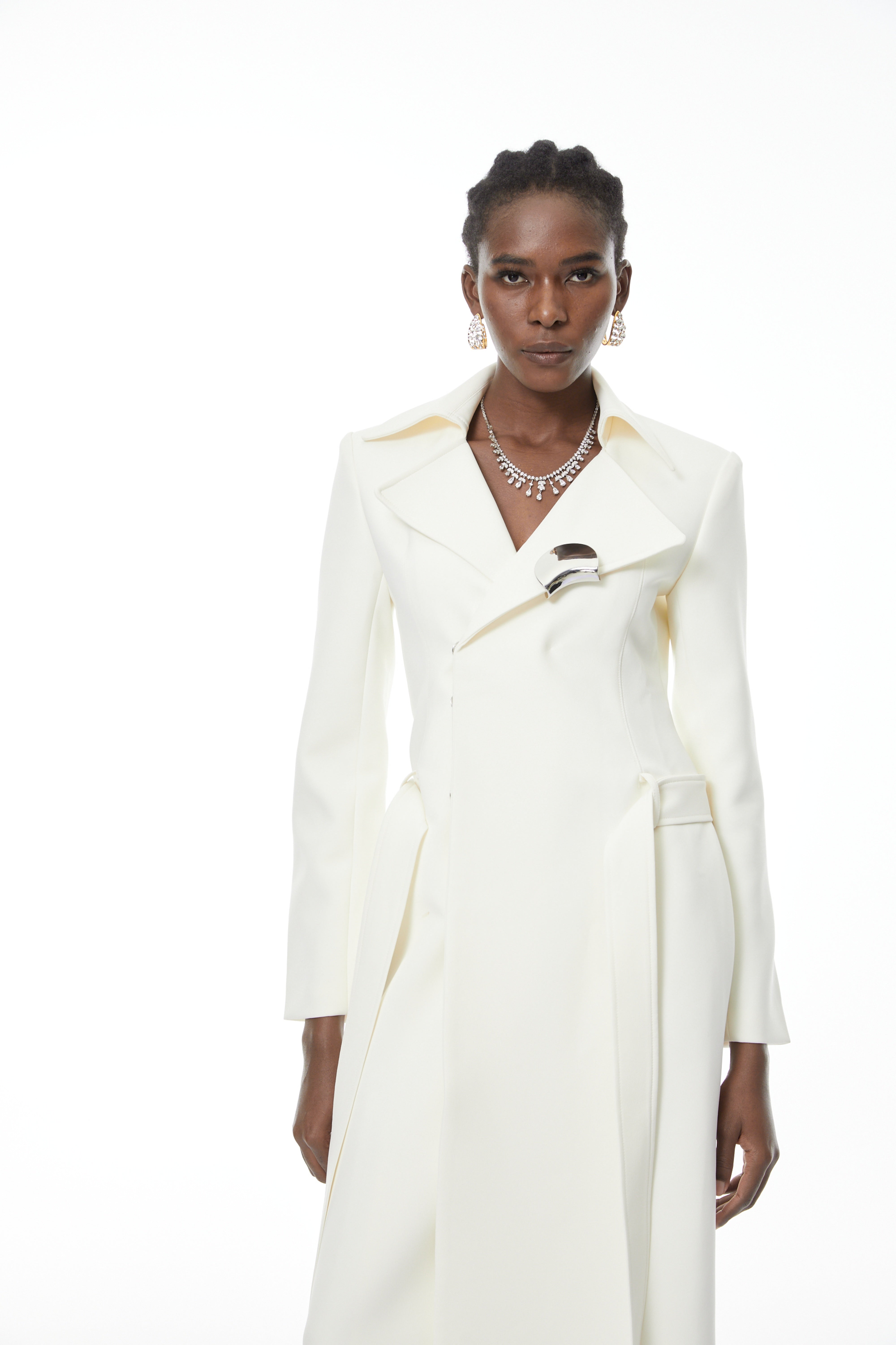 Haselnussweißer, verzierter langer Mantel