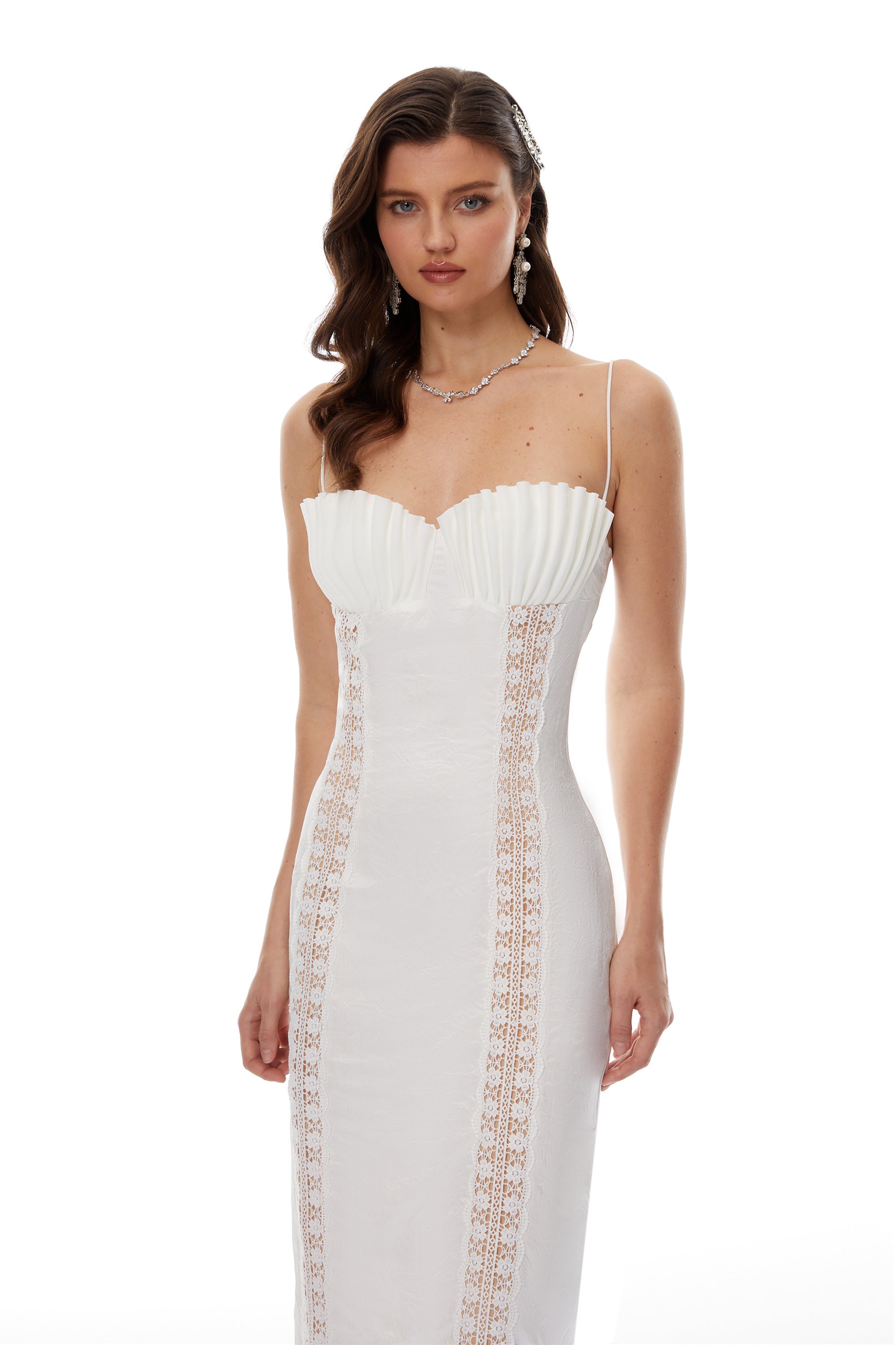 Irmgard Weißes Midi-Kleid aus Satin mit Plissee-Röcken