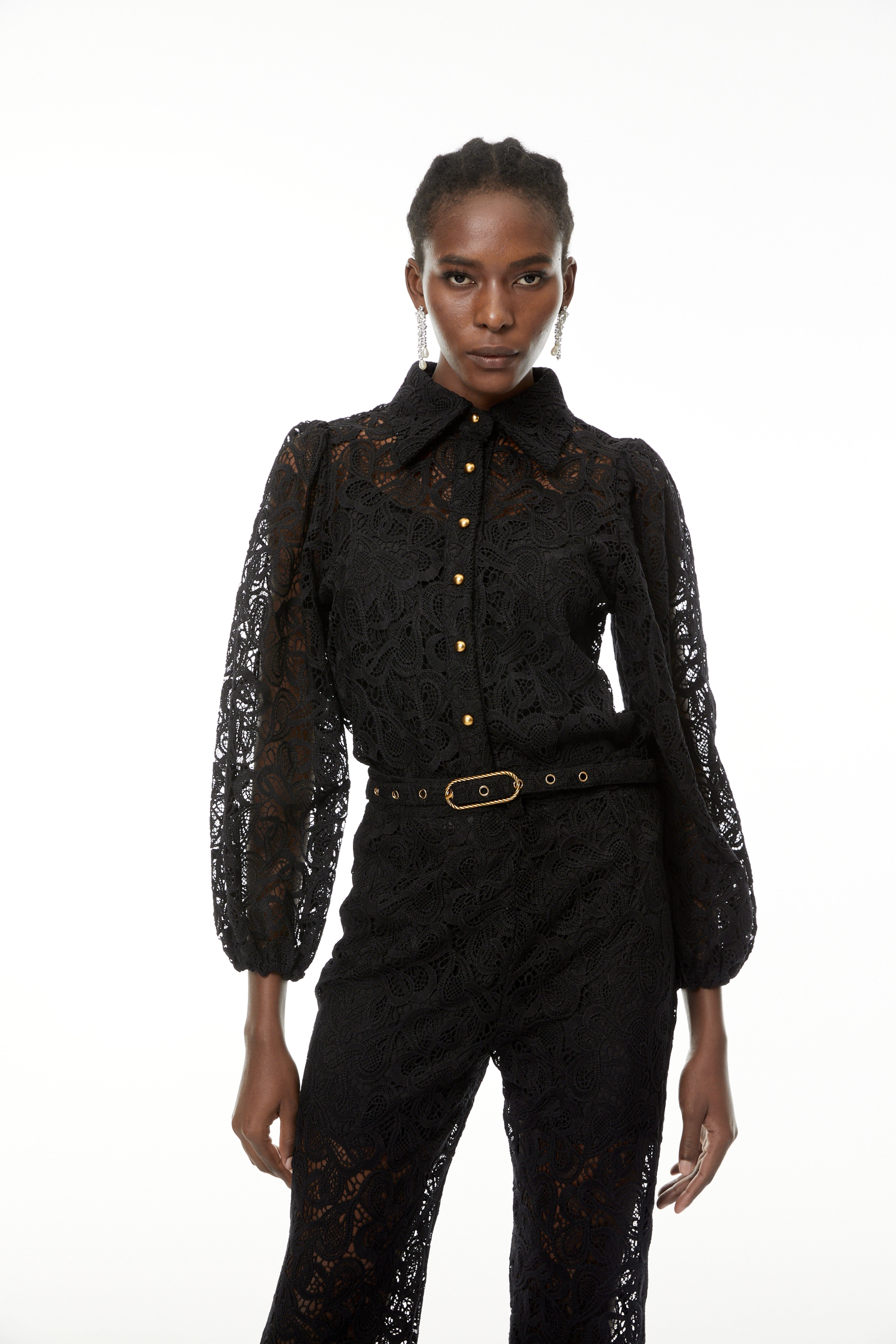 Jacqueline Schwarzes Set aus Bluse und Hose mit Blumenmuster und Spitze