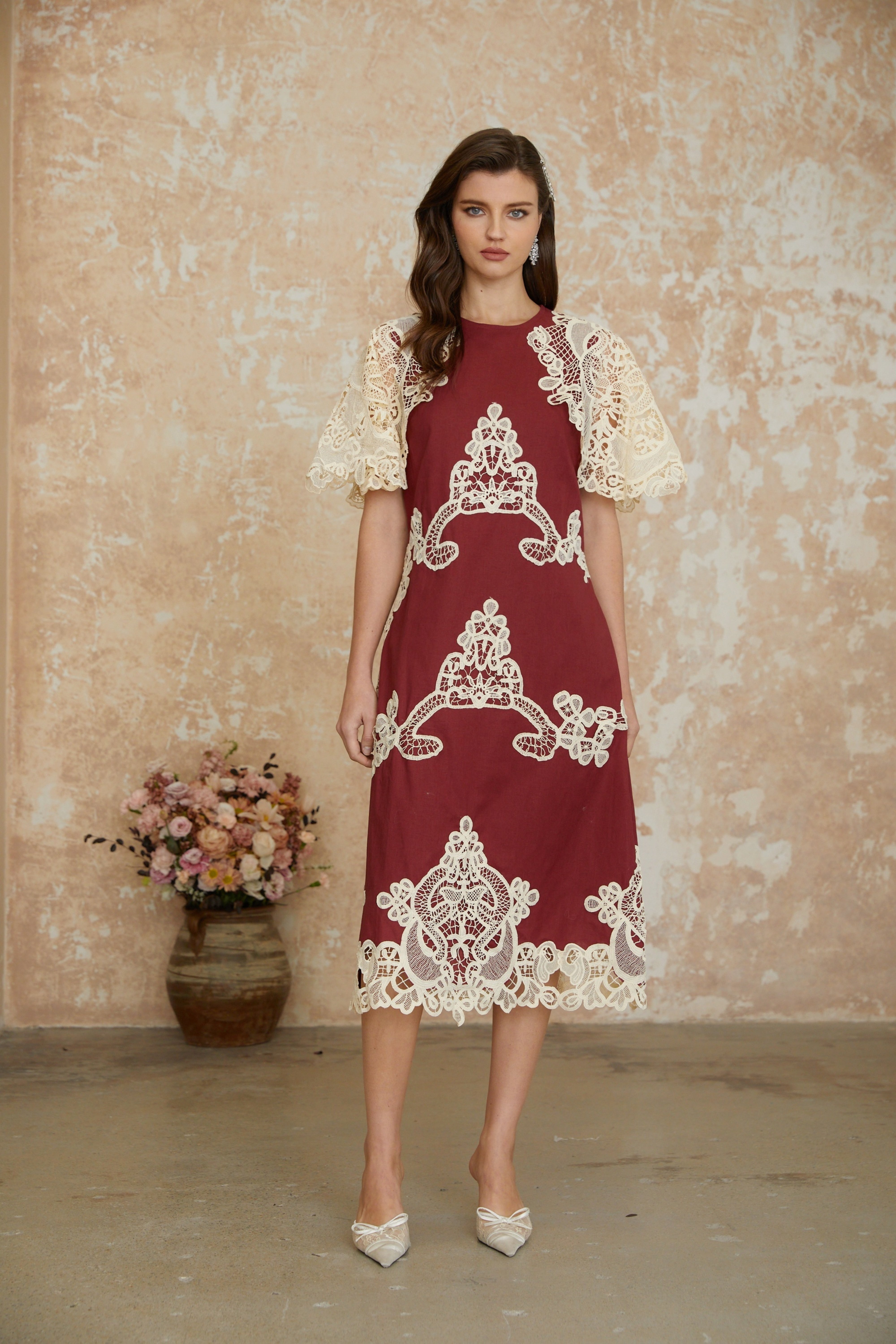 Julia Rotes Midikleid mit Blumenstickerei und Farbblock-Design