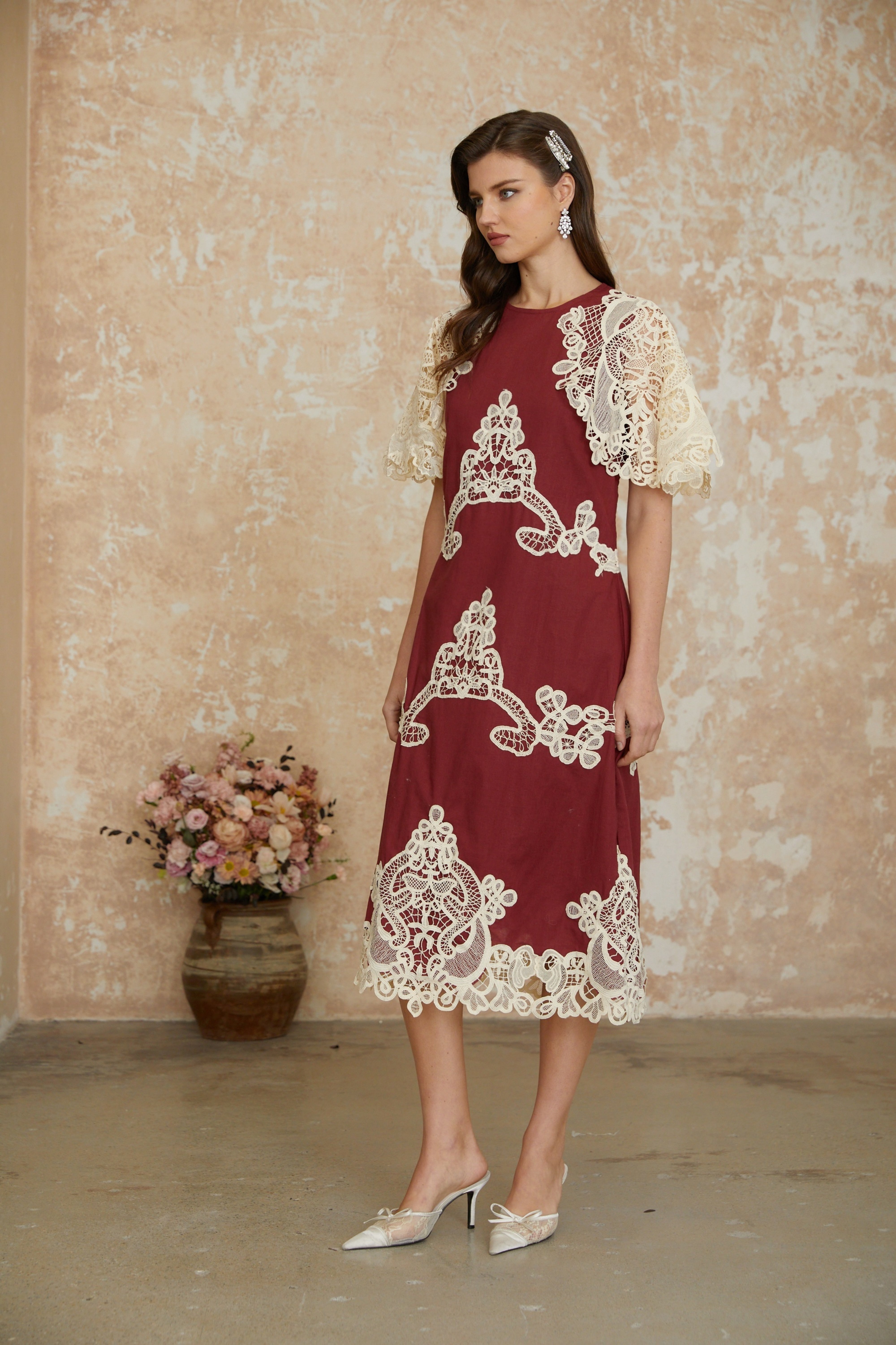 Julia Rotes Midikleid mit Blumenstickerei und Farbblock-Design