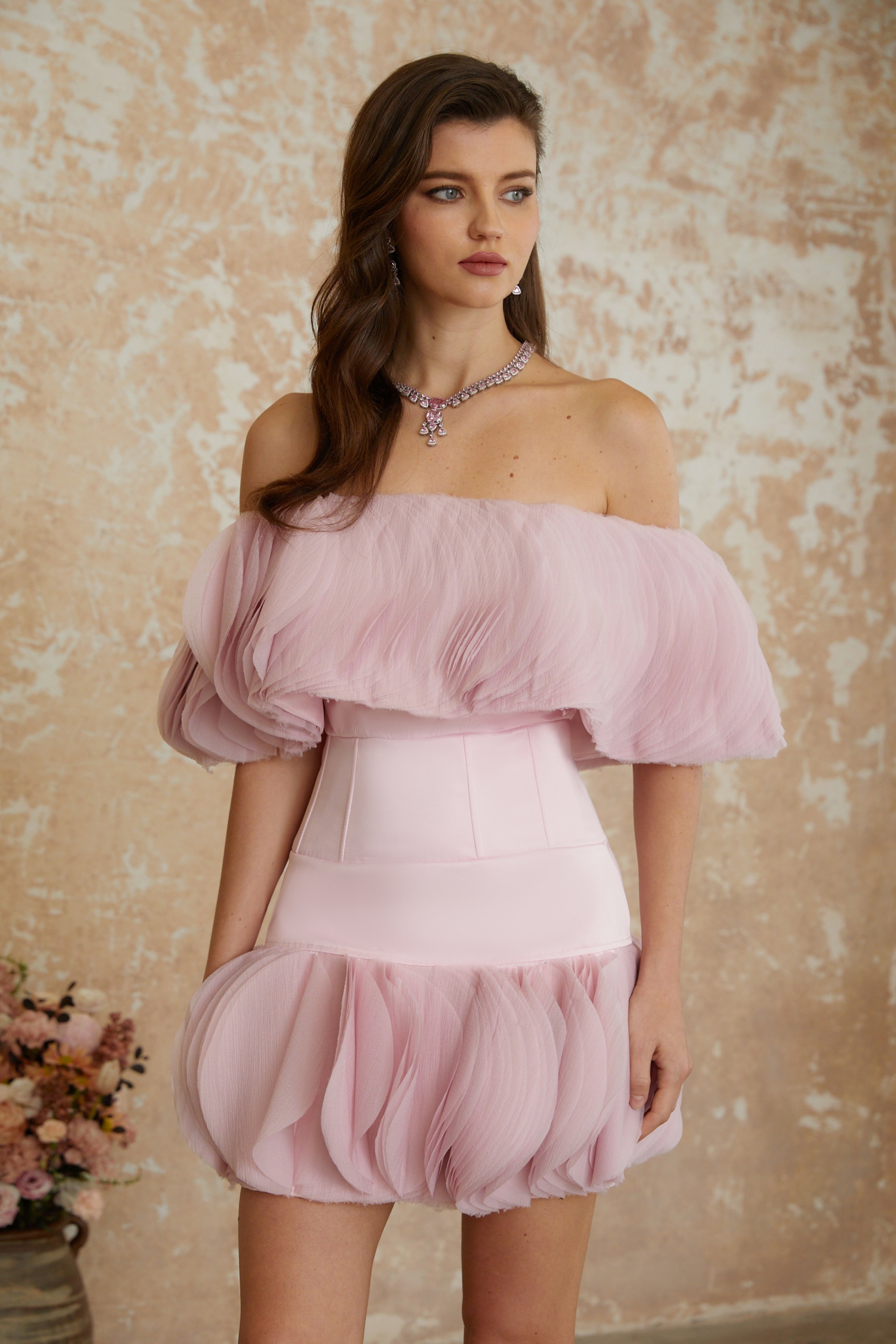 Kerstin Pink Schulterfreies Minikleid mit Rüschen