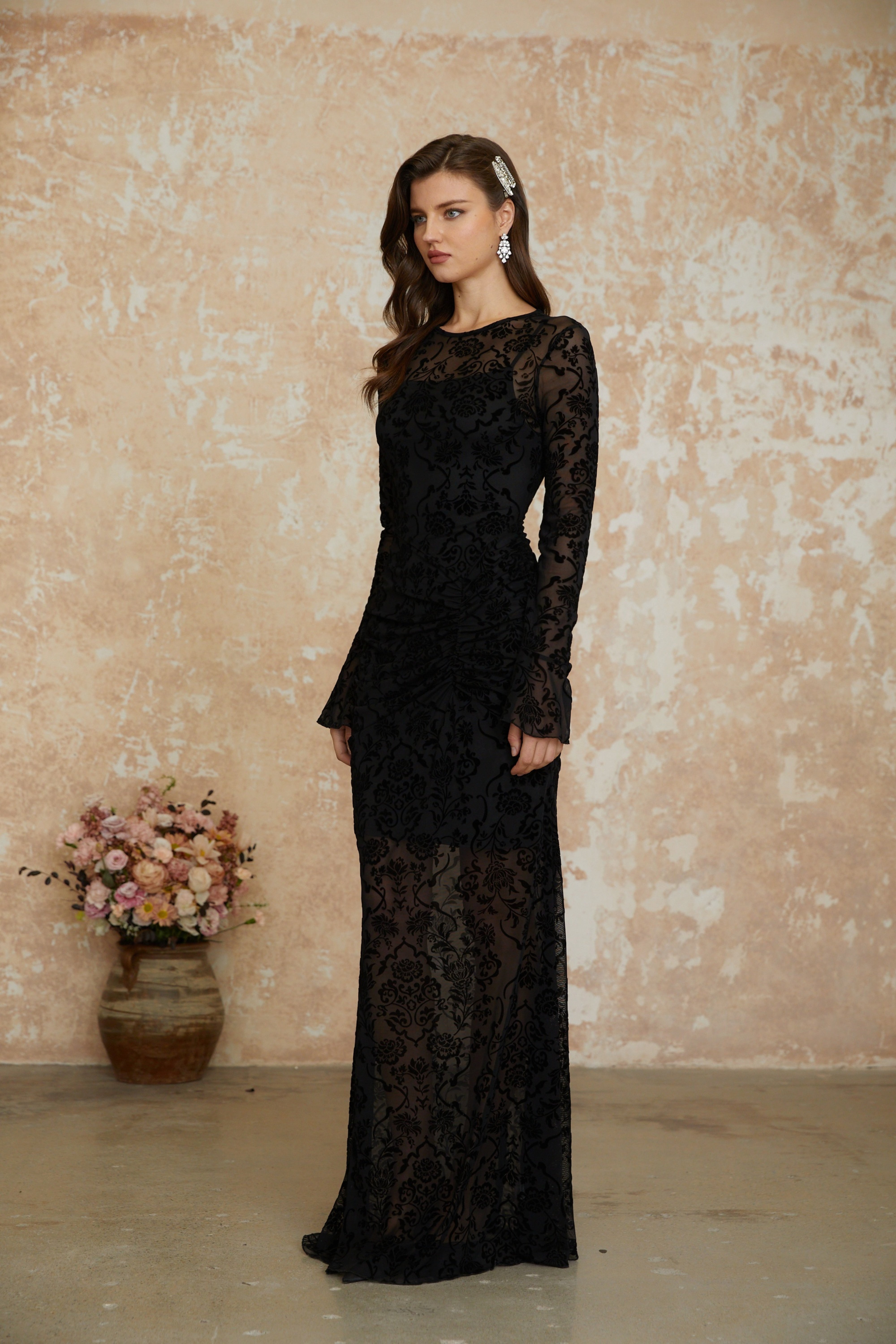 Kismet Schwarzes Maxikleid mit Blumenmuster und Rüschen