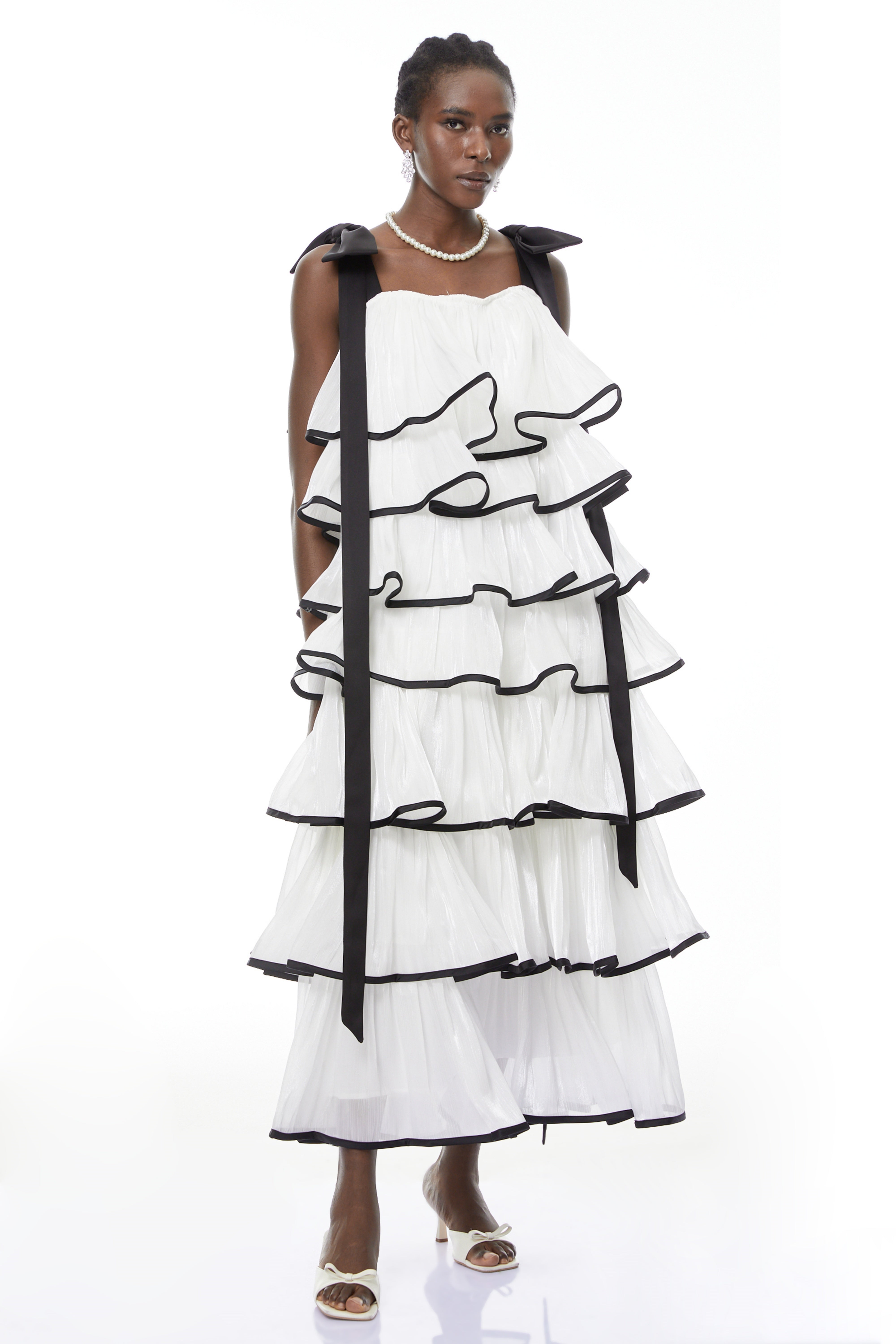 Larissa Weißes Maxikleid mit Rüschen und Schleifen