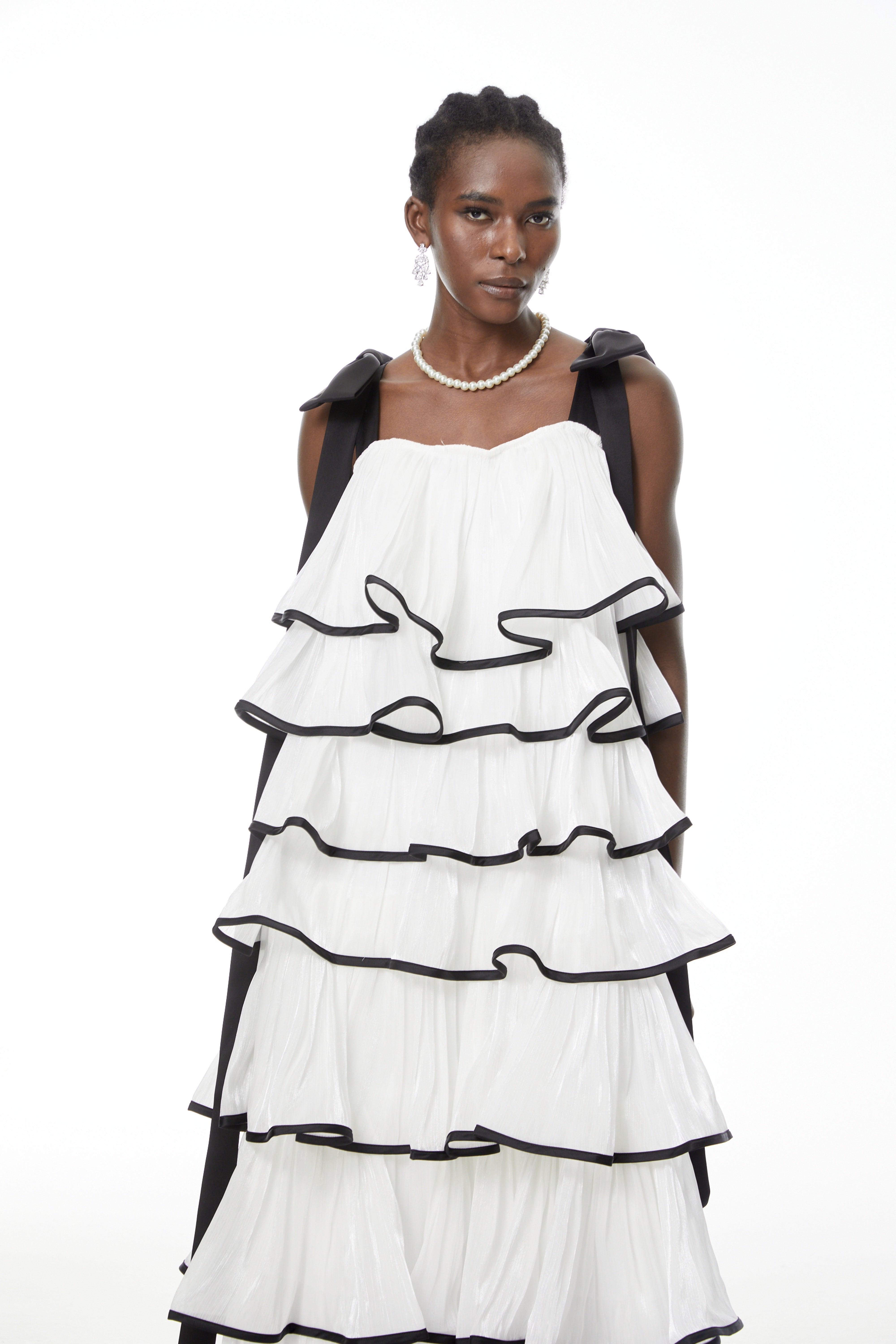 Larissa Weißes Maxikleid mit Rüschen und Schleifen