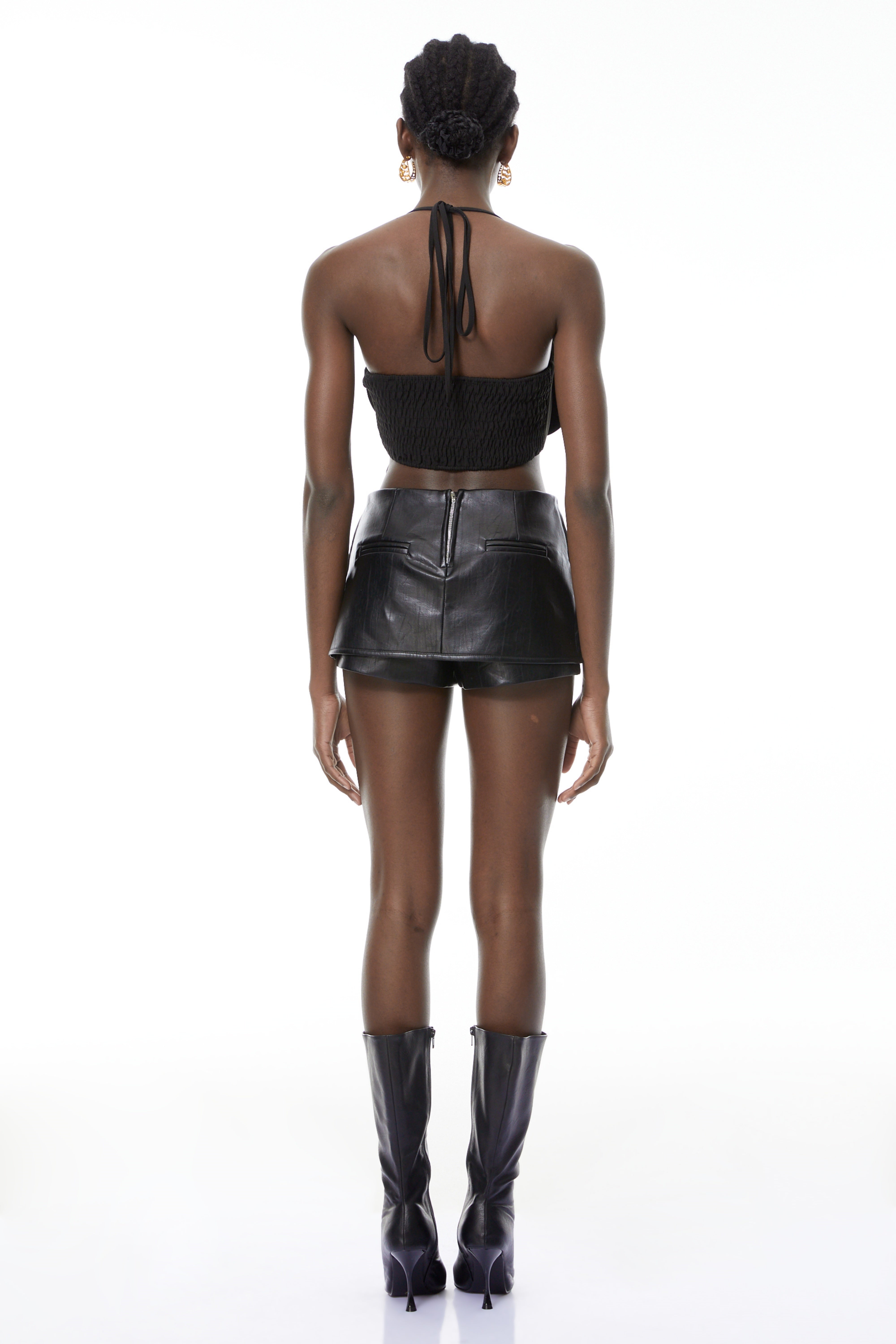 Leah Schwarzes Neckholder-Top mit 3D-Blütenblättern und verkürztem Schnitt