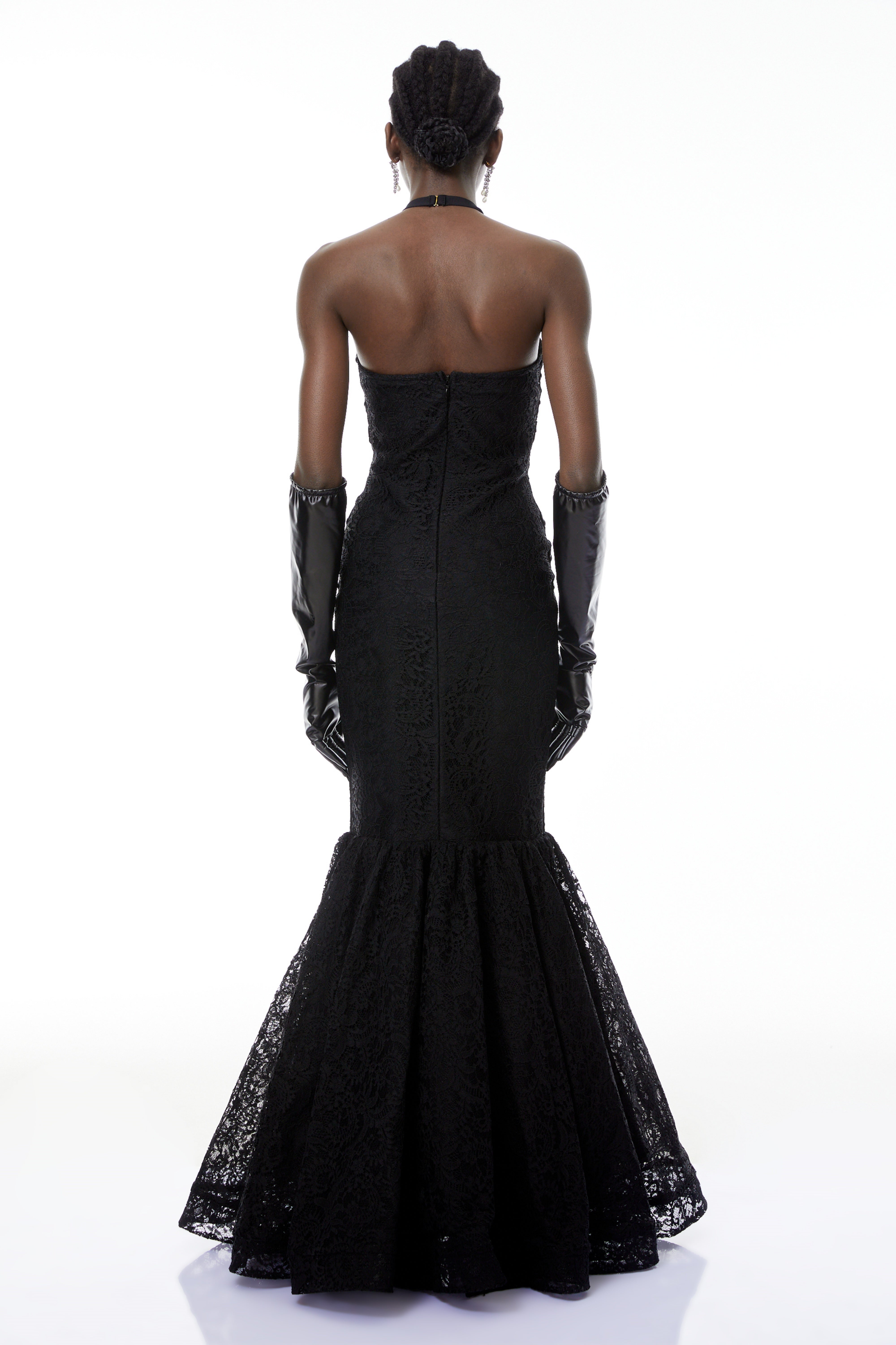 Letiția Schwarzes Maxikleid mit Neckholder und Meerjungfrauen-Silhouette