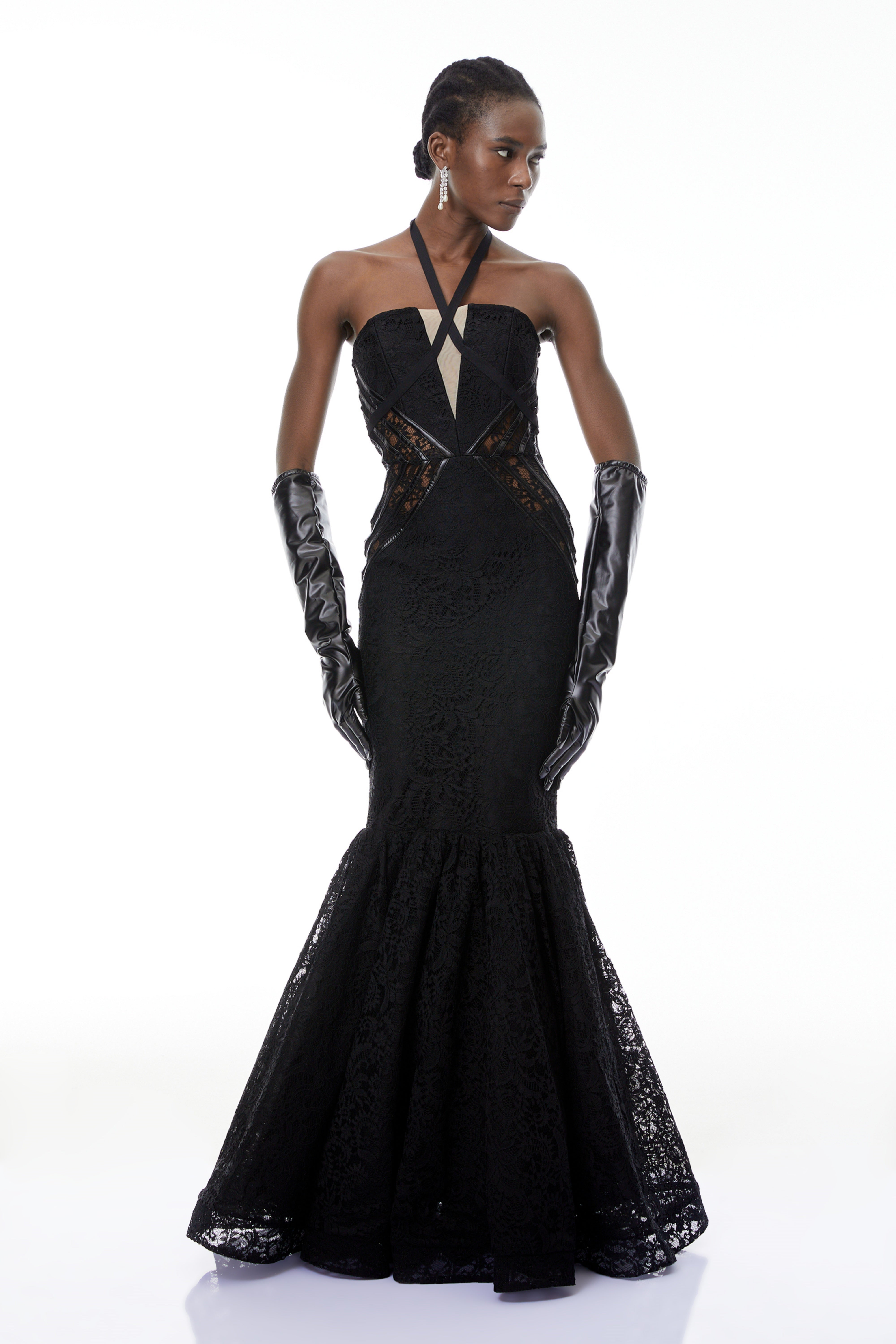 Letiția Schwarzes Maxikleid mit Neckholder und Meerjungfrauen-Silhouette