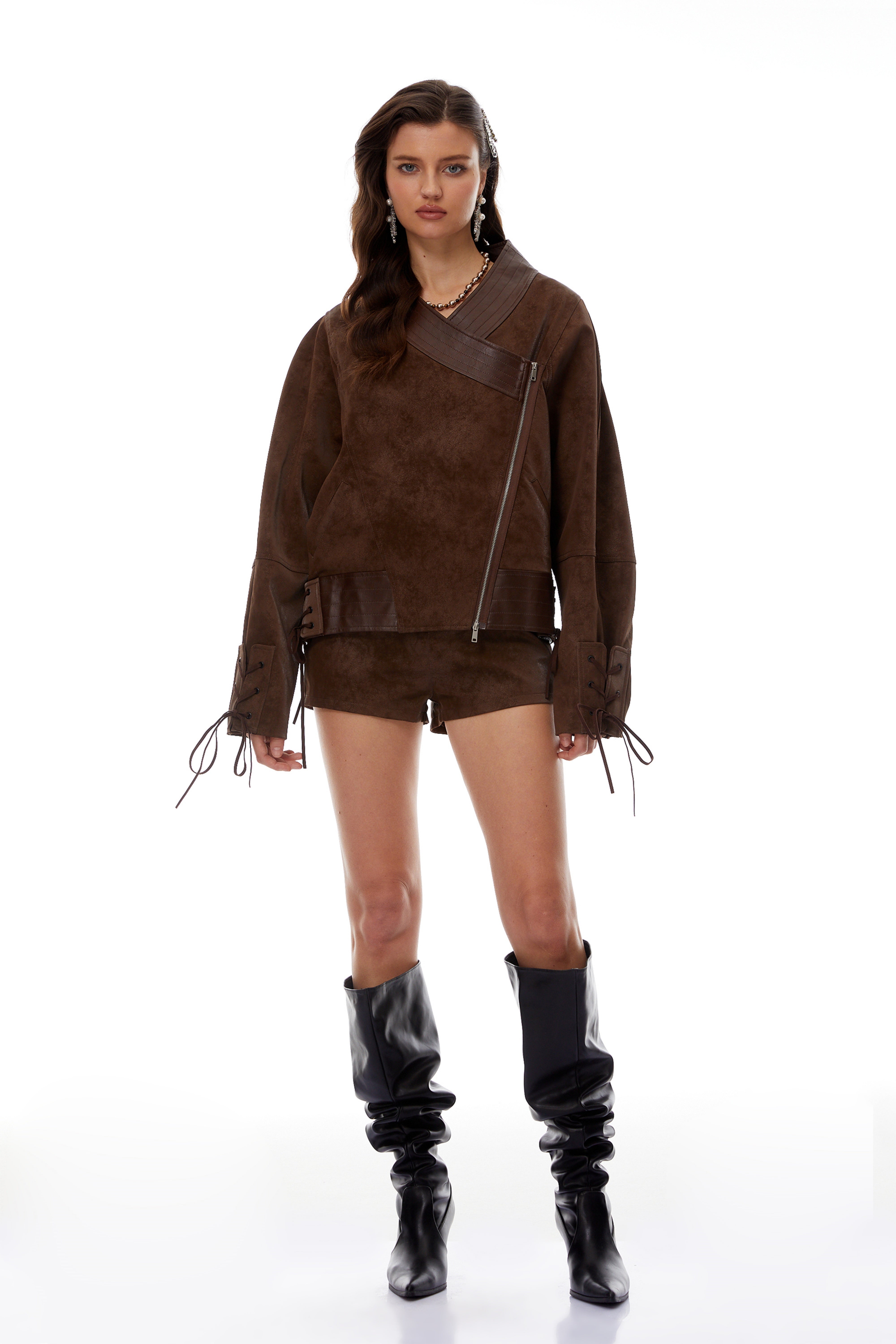 Mélanie Brown Wildlederjacke & Shorts Set