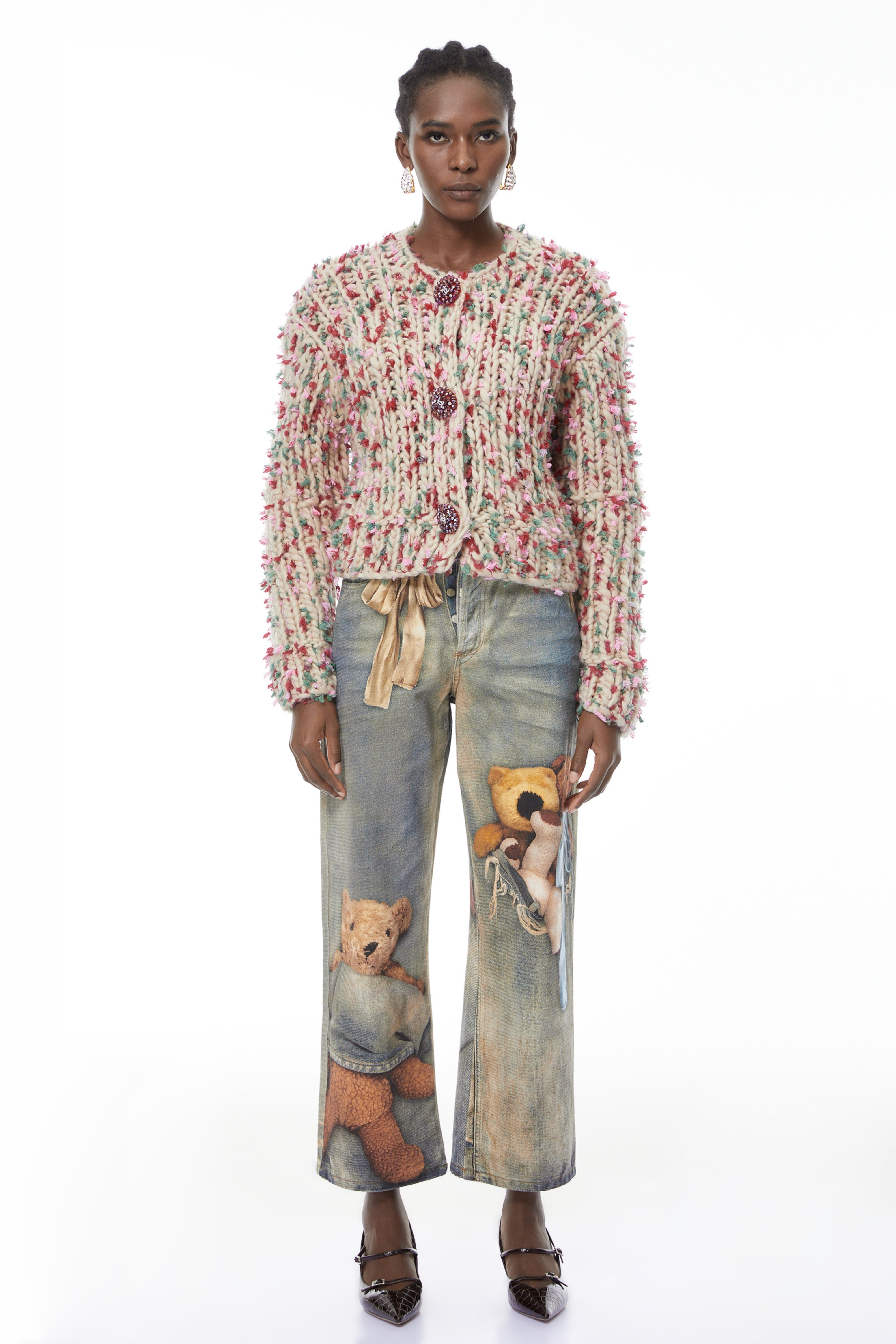 Mélisande Neutraler Strickpullover mit Blumenmuster