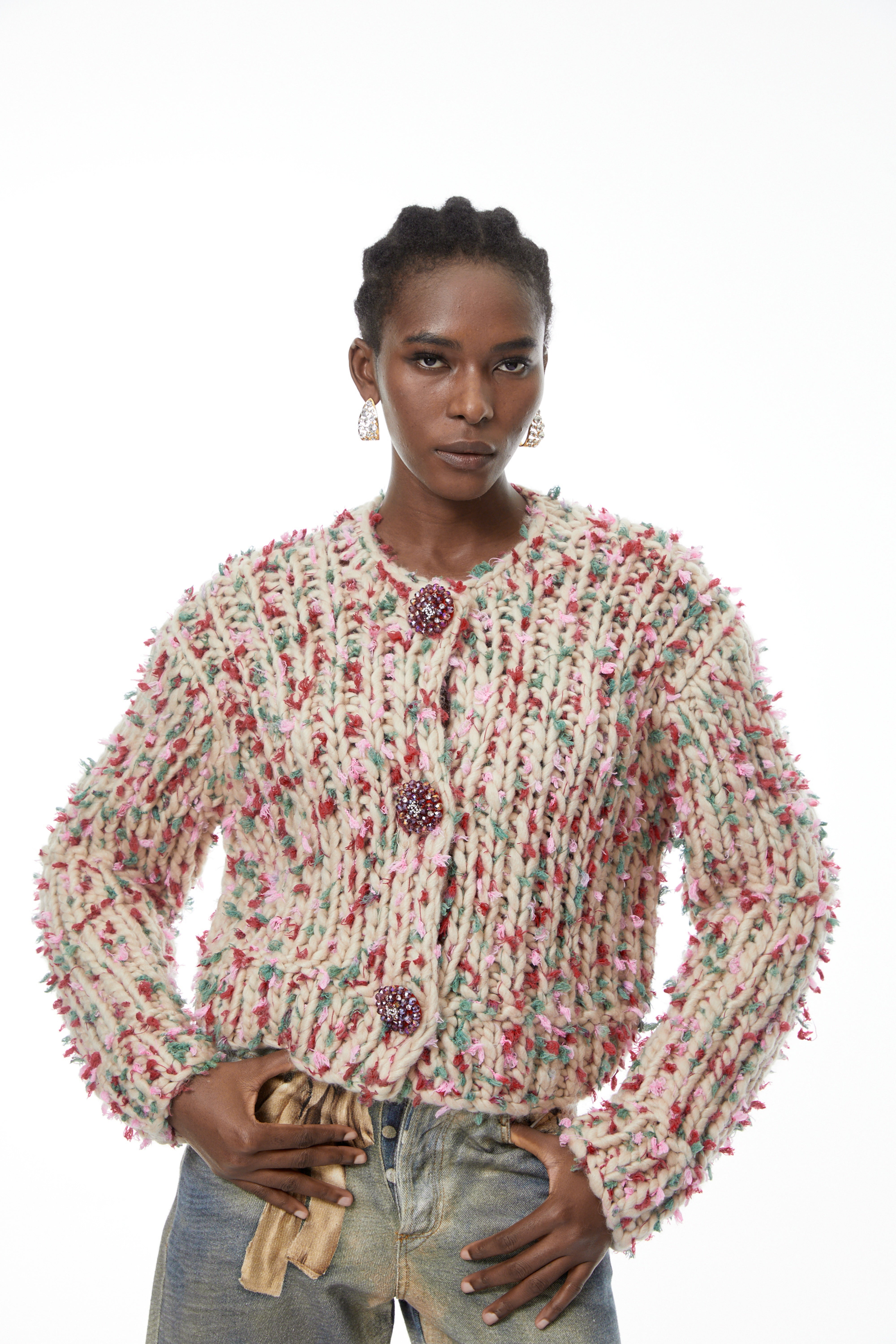 Mélisande Neutraler Strickpullover mit Blumenmuster