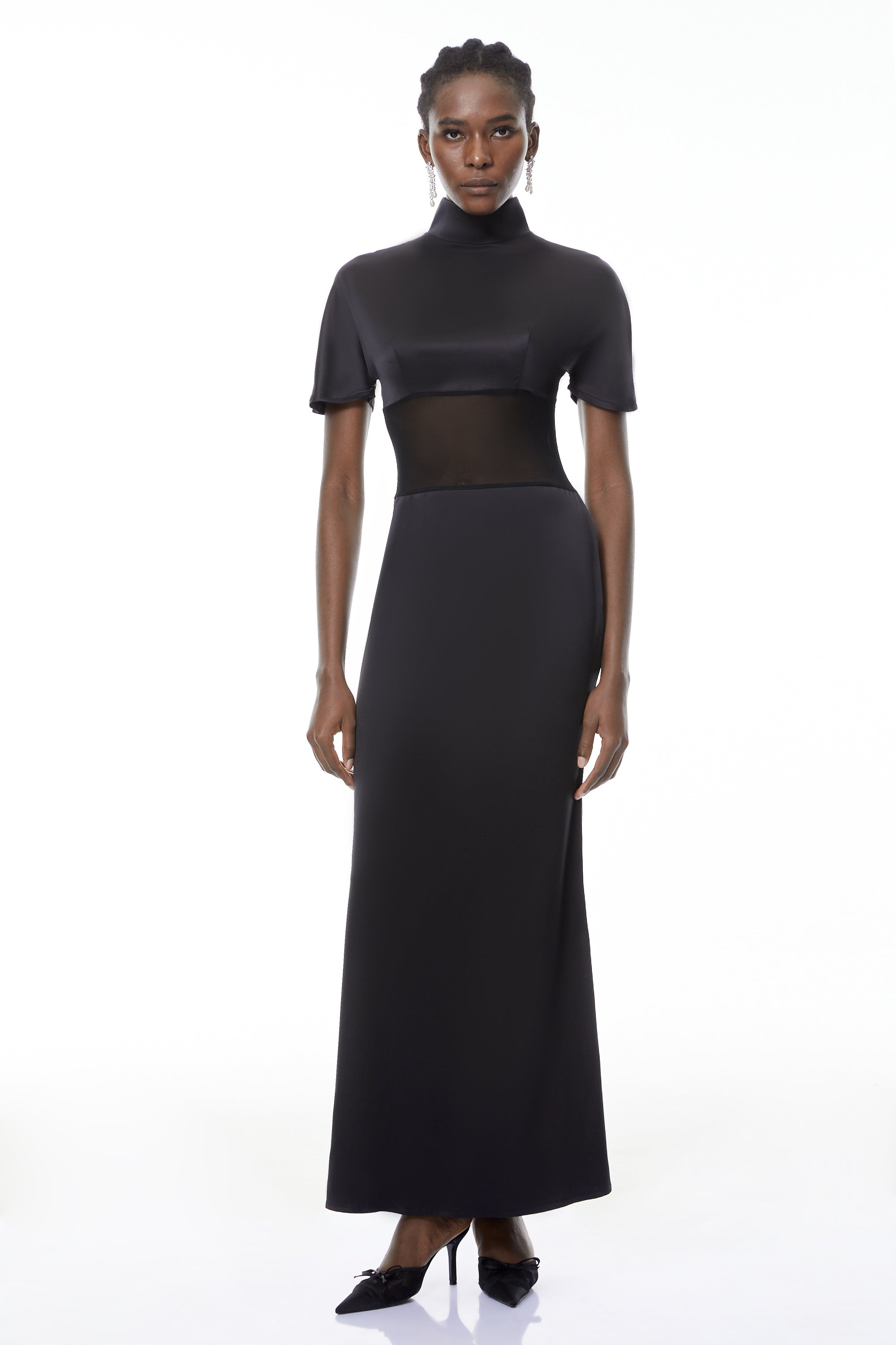 Odelia Schwarzes Maxikleid mit hohem Kragen und transparenten Einsätzen