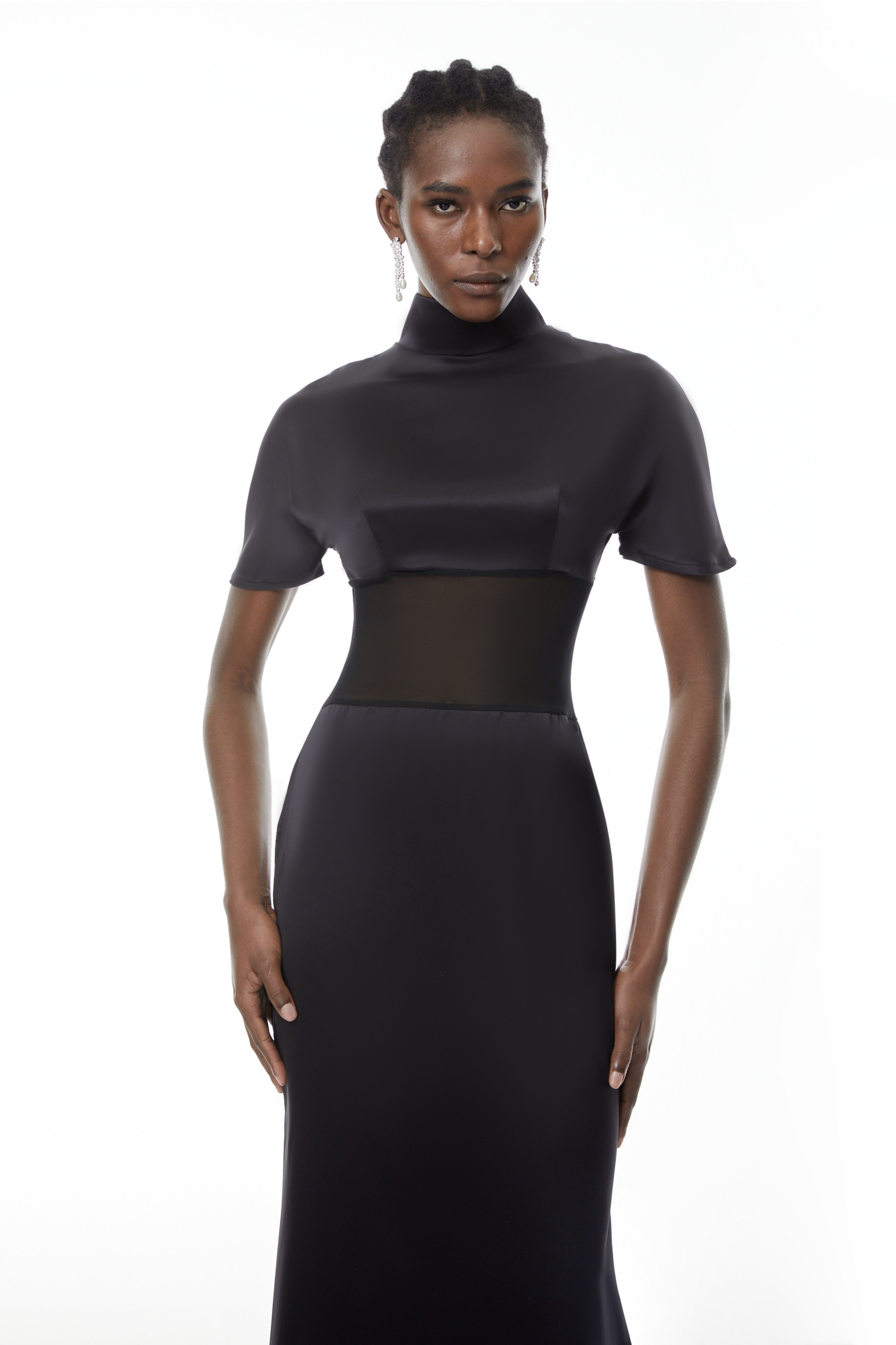 Odelia Schwarzes Maxikleid mit hohem Kragen und transparenten Einsätzen