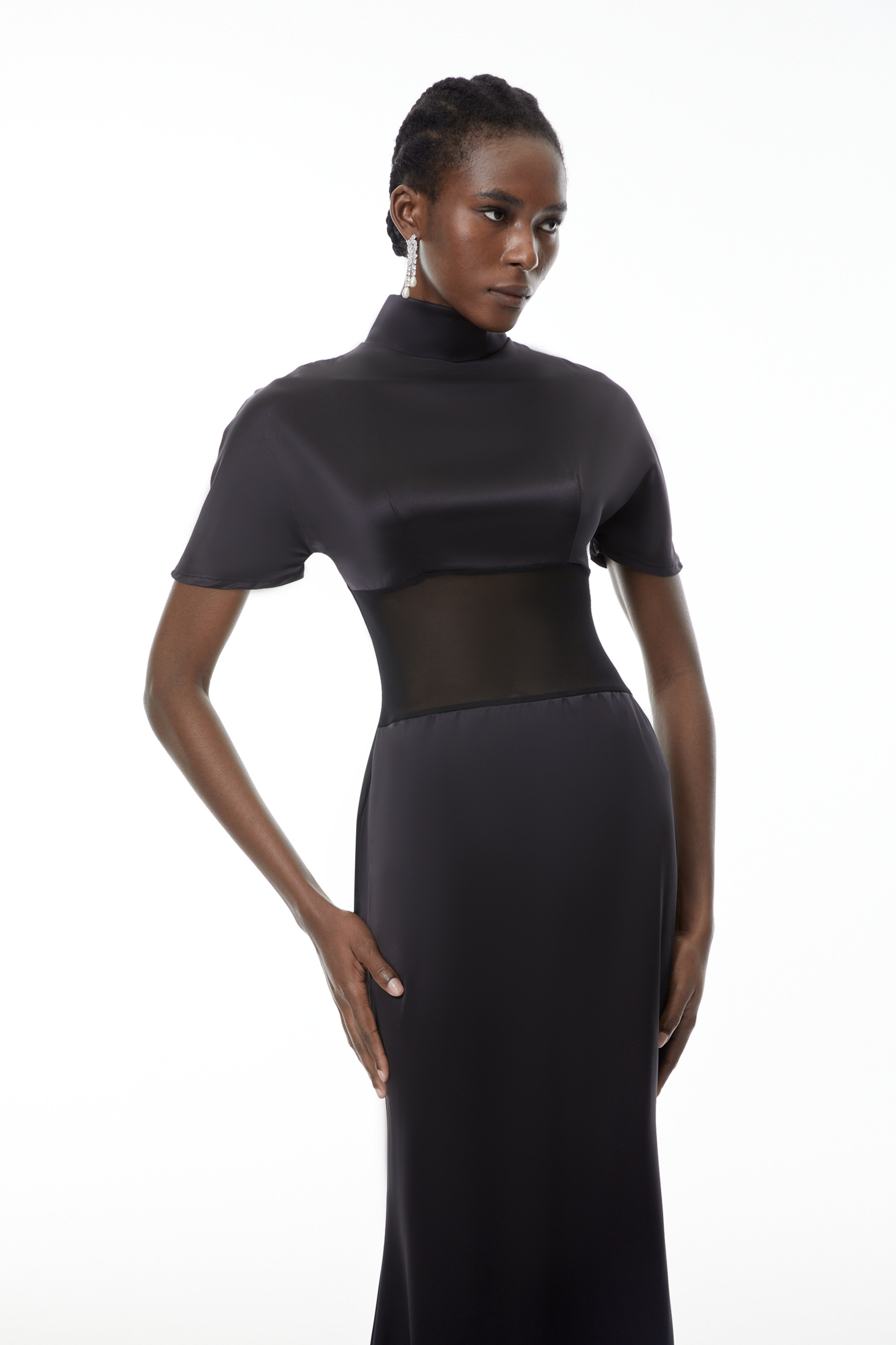 Odelia Schwarzes Maxikleid mit hohem Kragen und transparenten Einsätzen