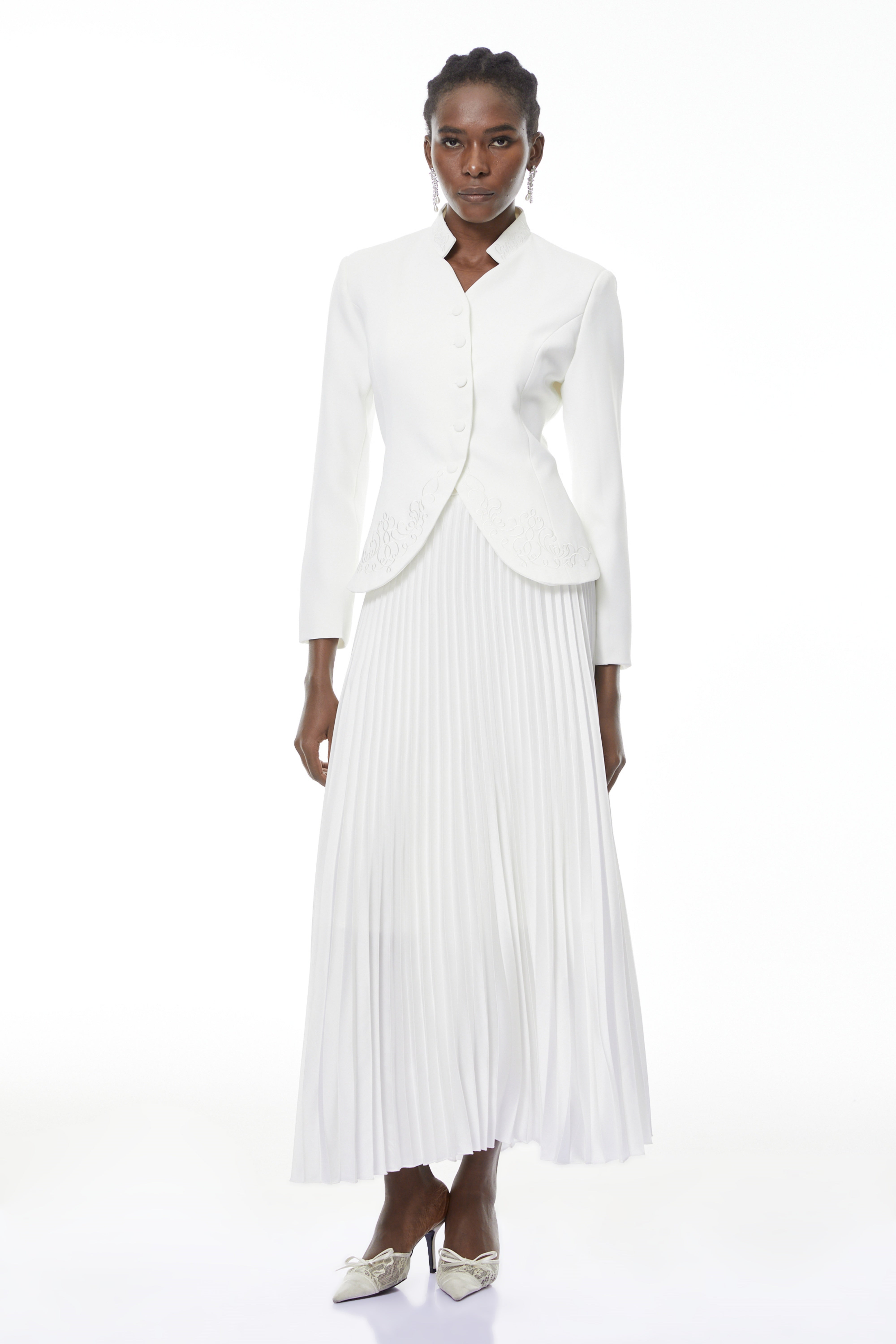 Olivia Weißes Set aus Blazer mit Blumenstickerei und Faltenrock