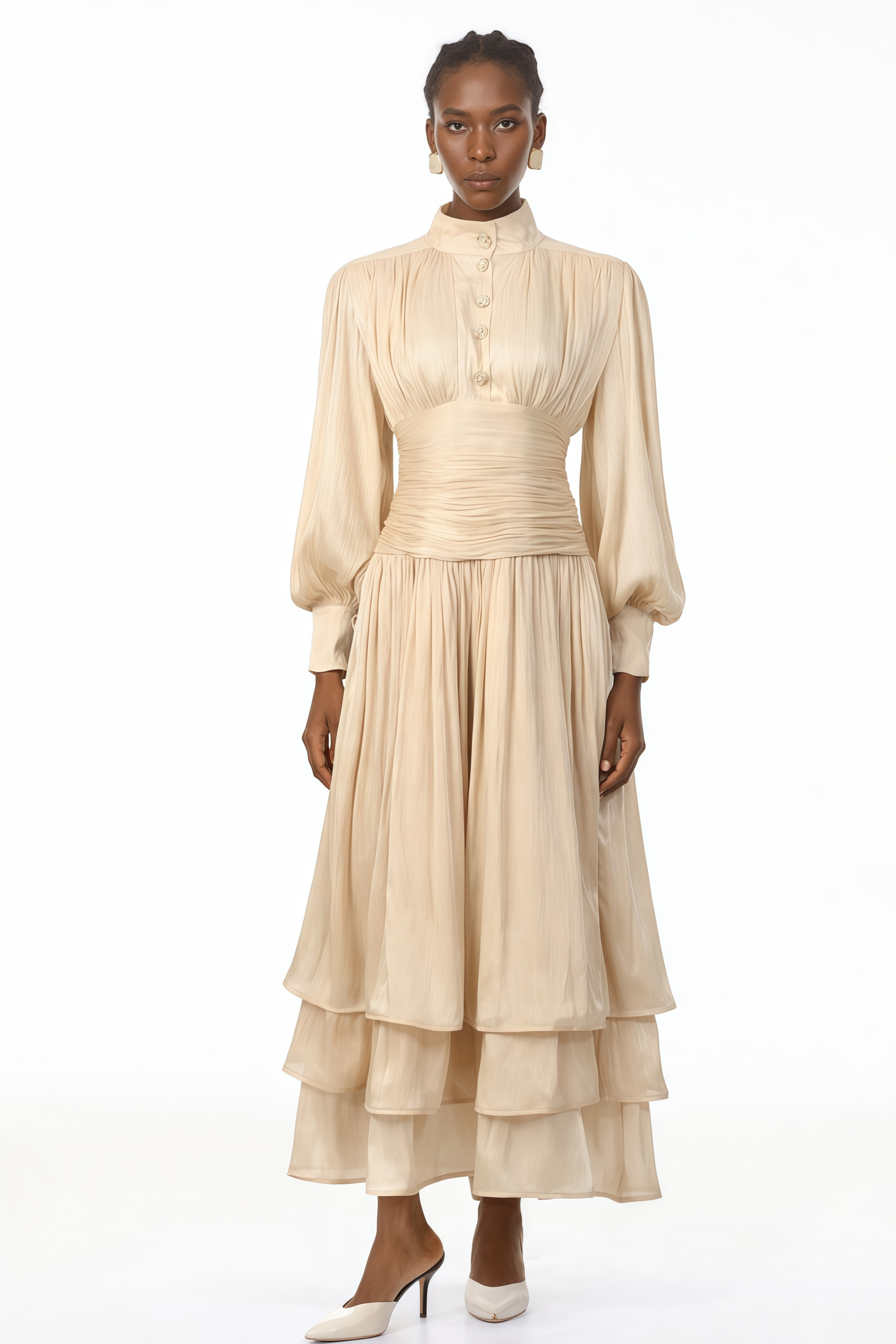 Emersyn Neutrals Maxikleid mit hohem Kragen und Rüschendetails