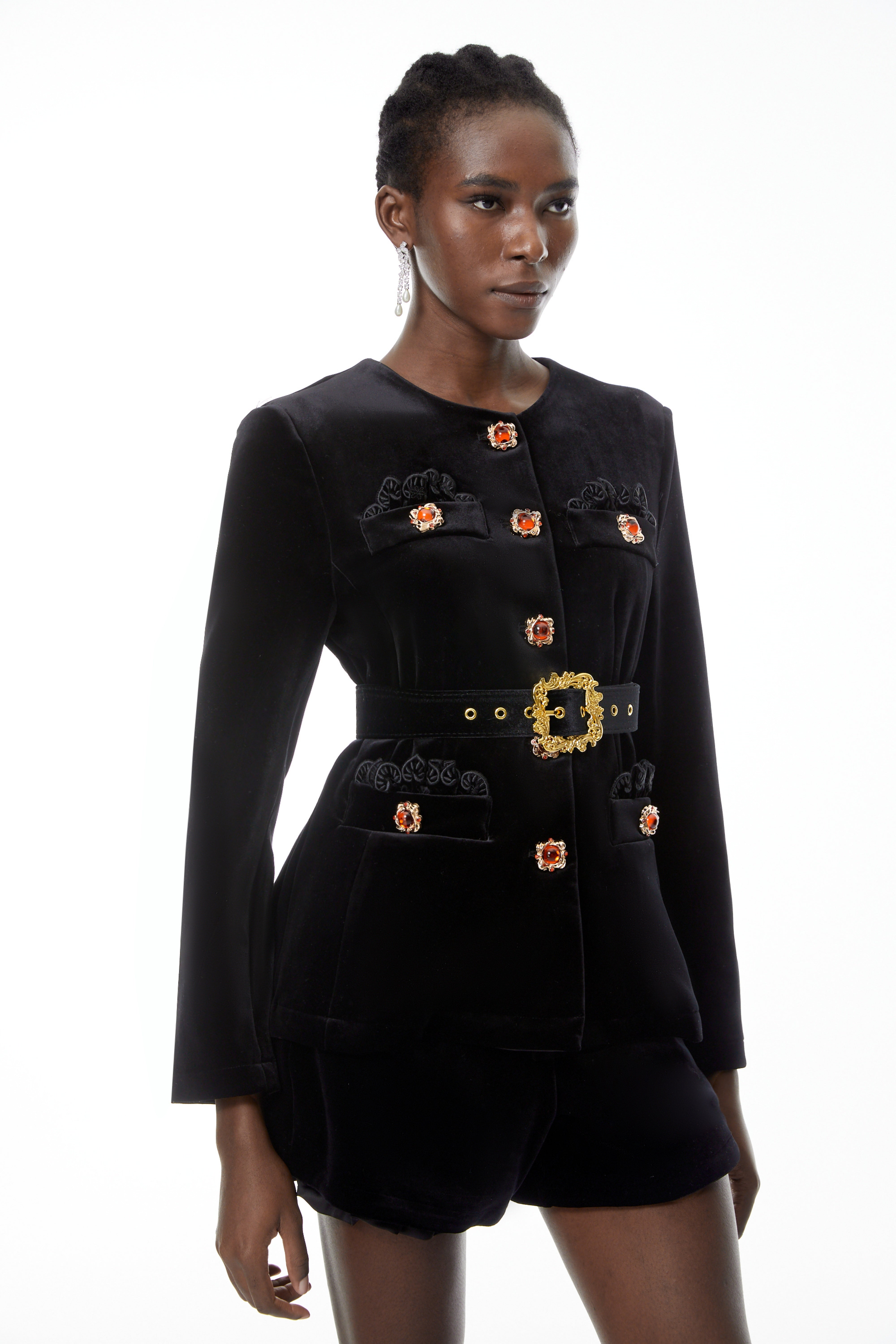 Reese Schwarz Verzierter Samtblazer & Shorts Set