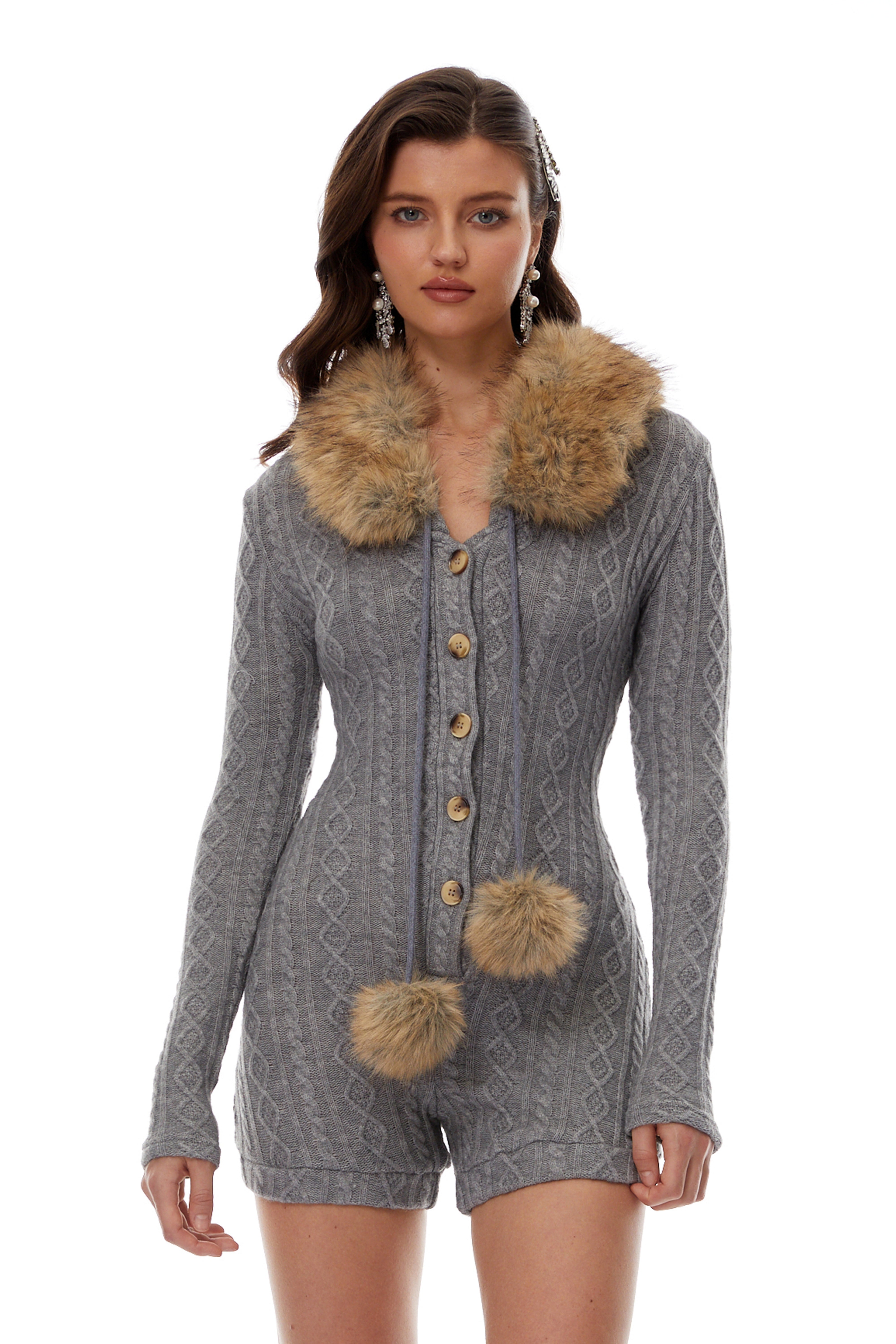 Saskia – Stretch-Strampler aus Rippstrick mit grauem Pelzbesatz