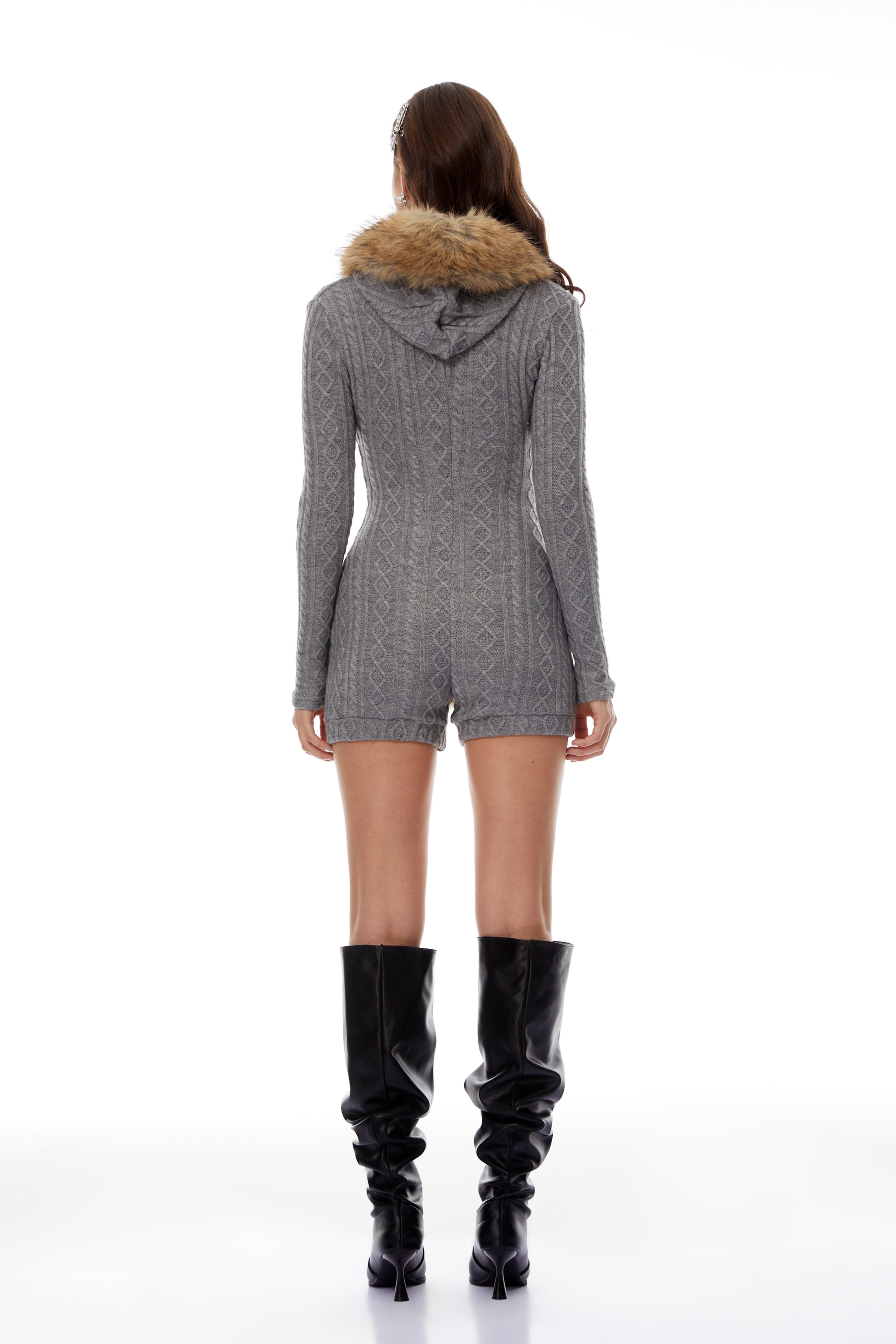 Saskia – Stretch-Strampler aus Rippstrick mit grauem Pelzbesatz