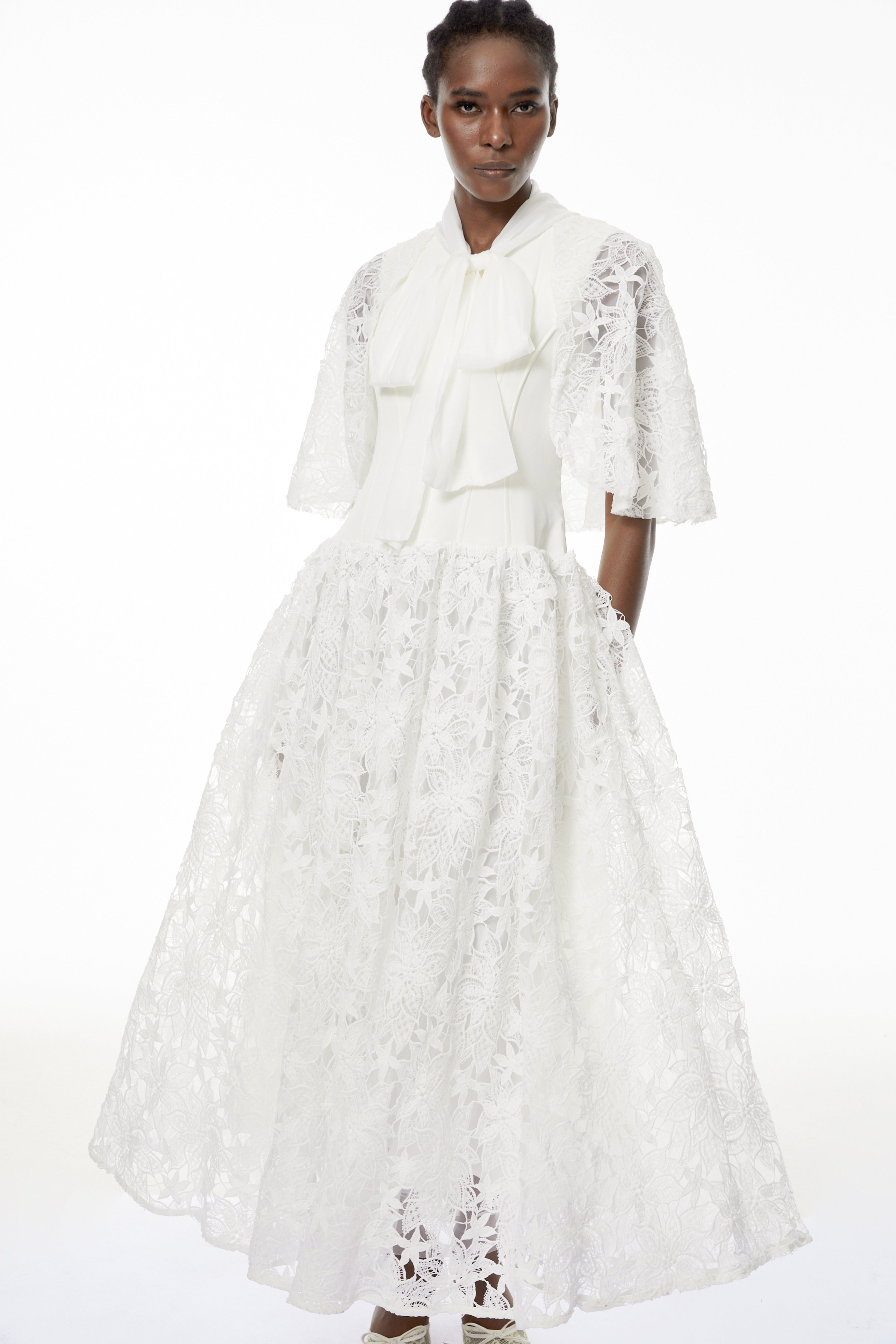 Sissel Weißes Maxikleid aus floraler Spitze mit Schleife zum Binden