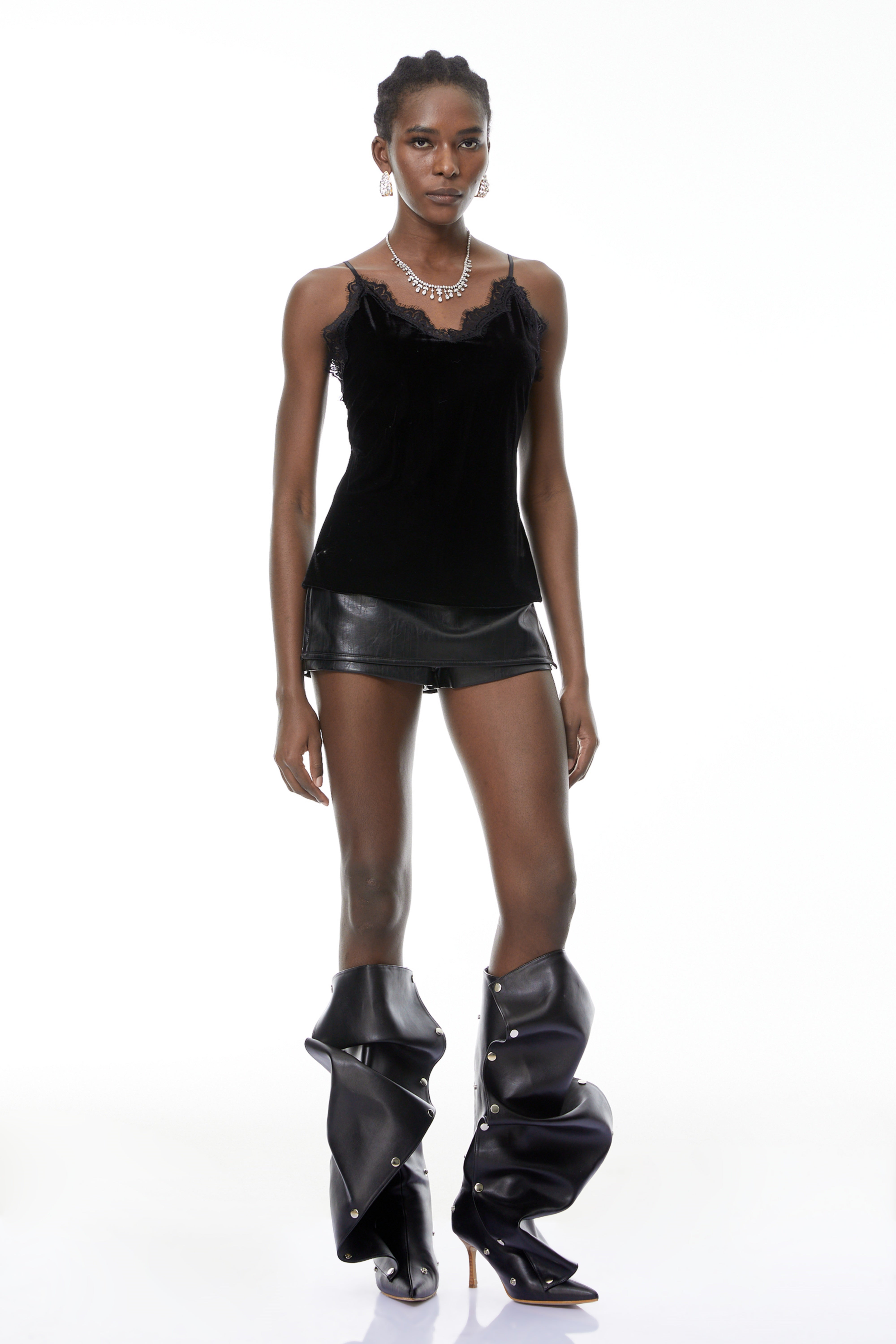 Stefanie Schwarzes Samtop mit Spitzenbesatz