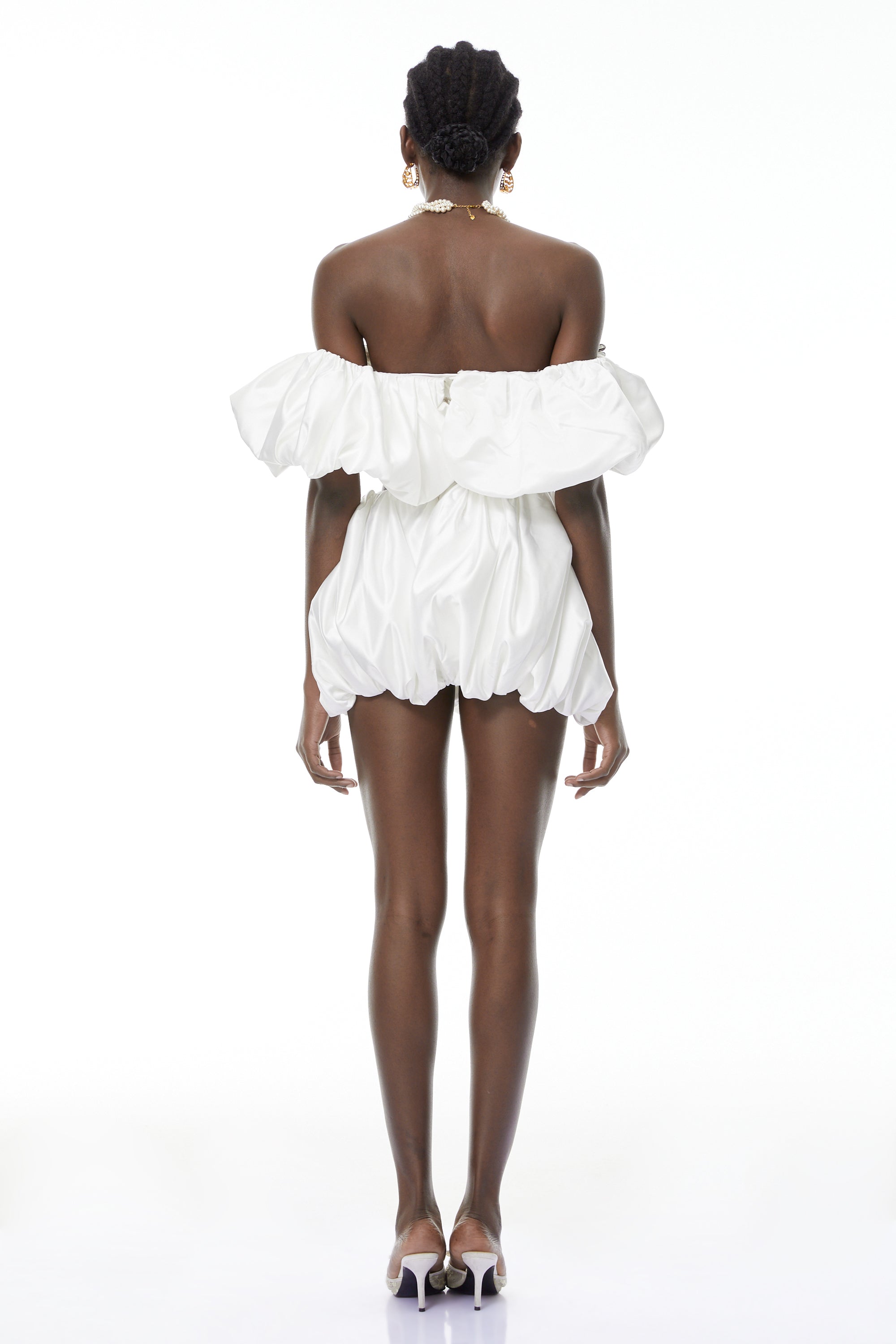 Tiffany Weißes Oberteil & Bubble-Shorts-Set mit 3D-Blütenblättern