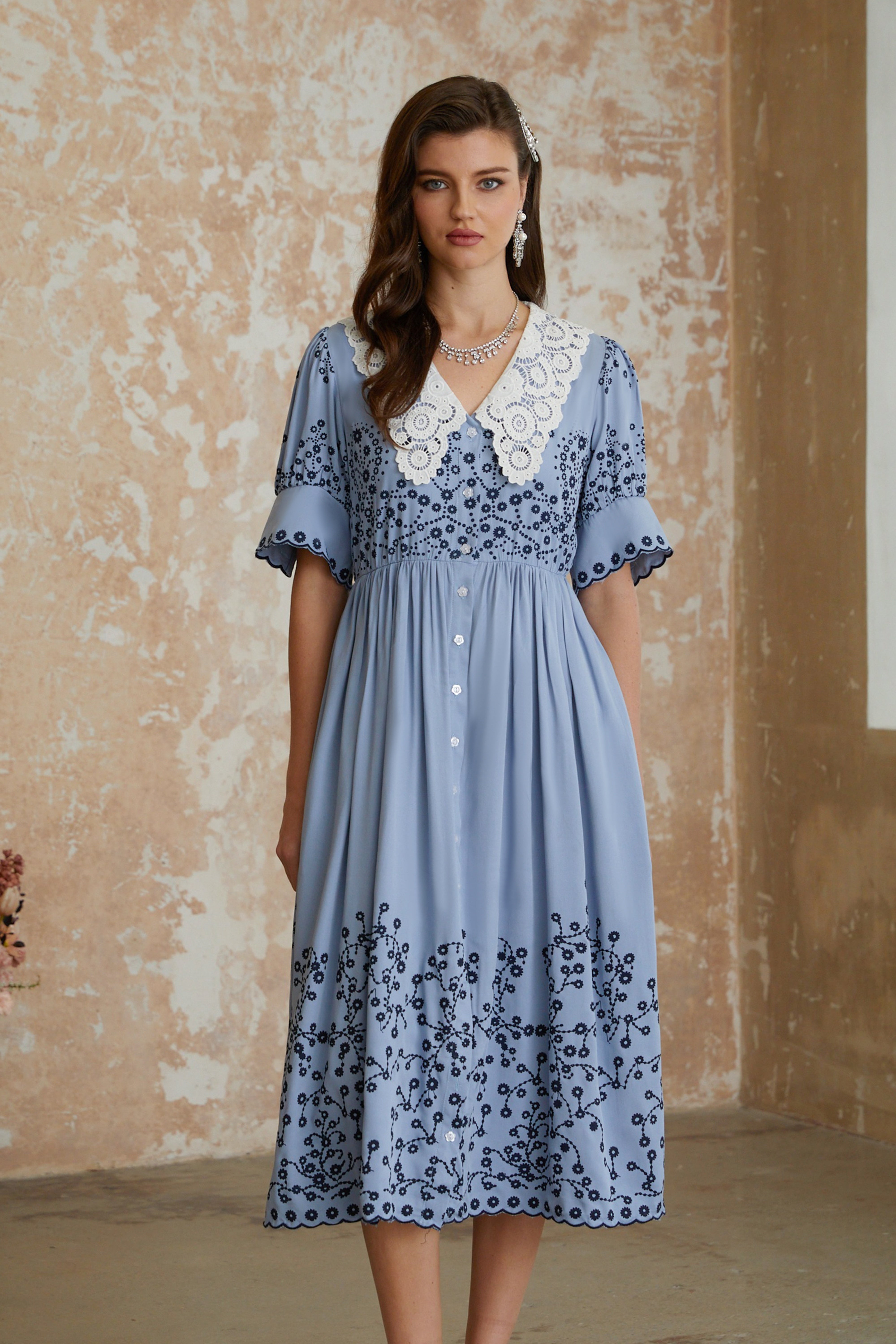 Violettes blaues Midi-Kleid mit Blumenstickerei und Spitzenrevers