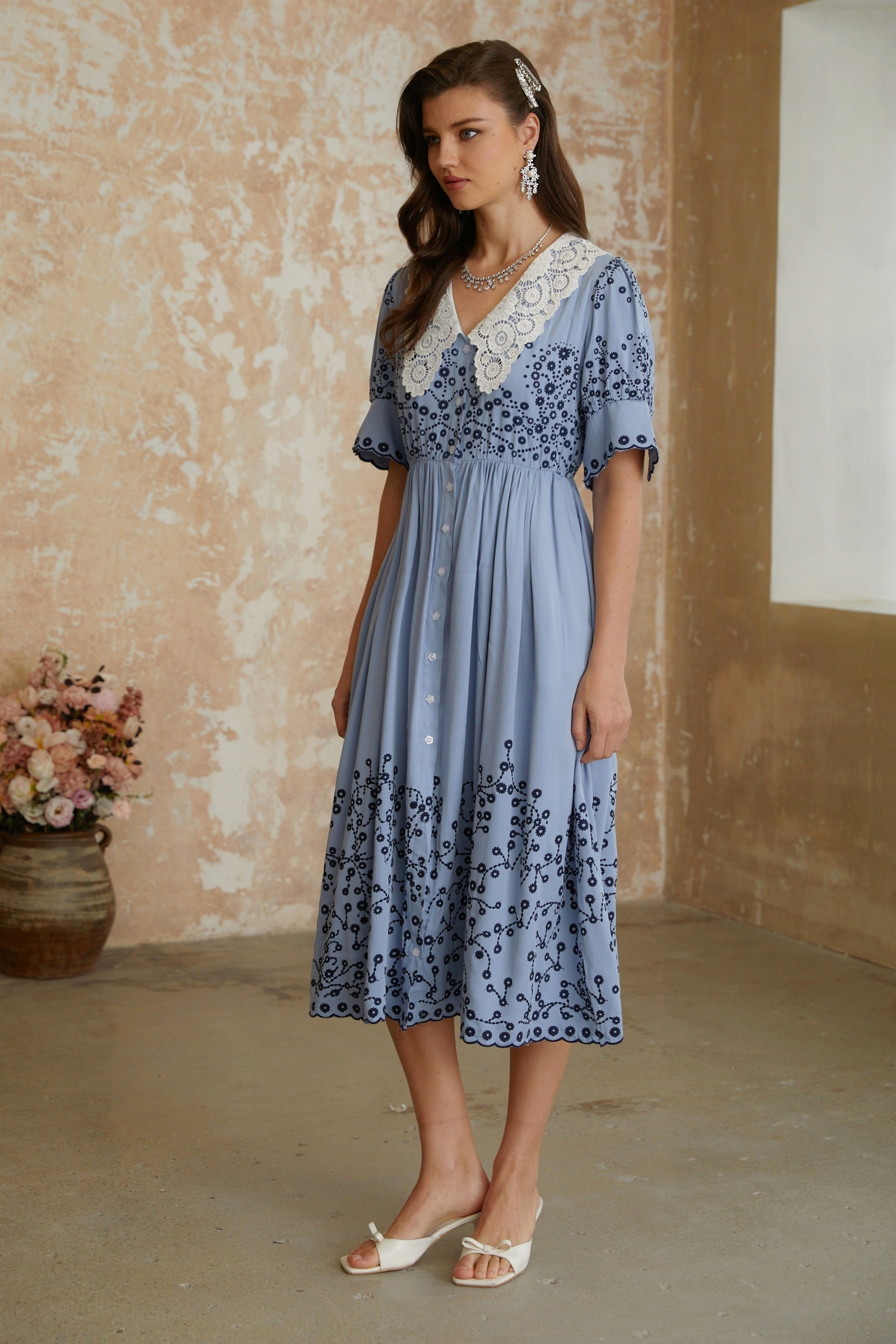 Violettes blaues Midi-Kleid mit Blumenstickerei und Spitzenrevers