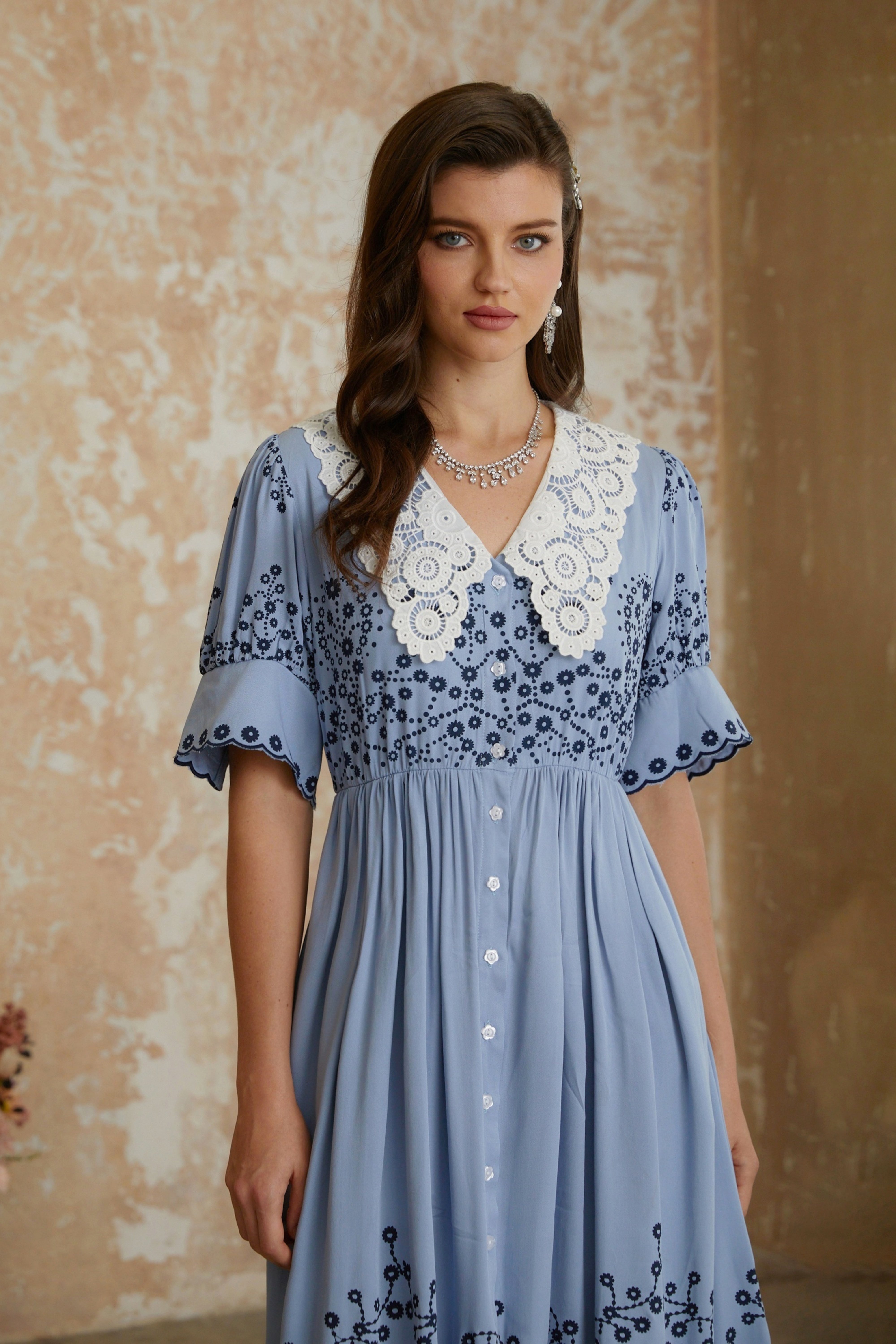 Violettes blaues Midi-Kleid mit Blumenstickerei und Spitzenrevers