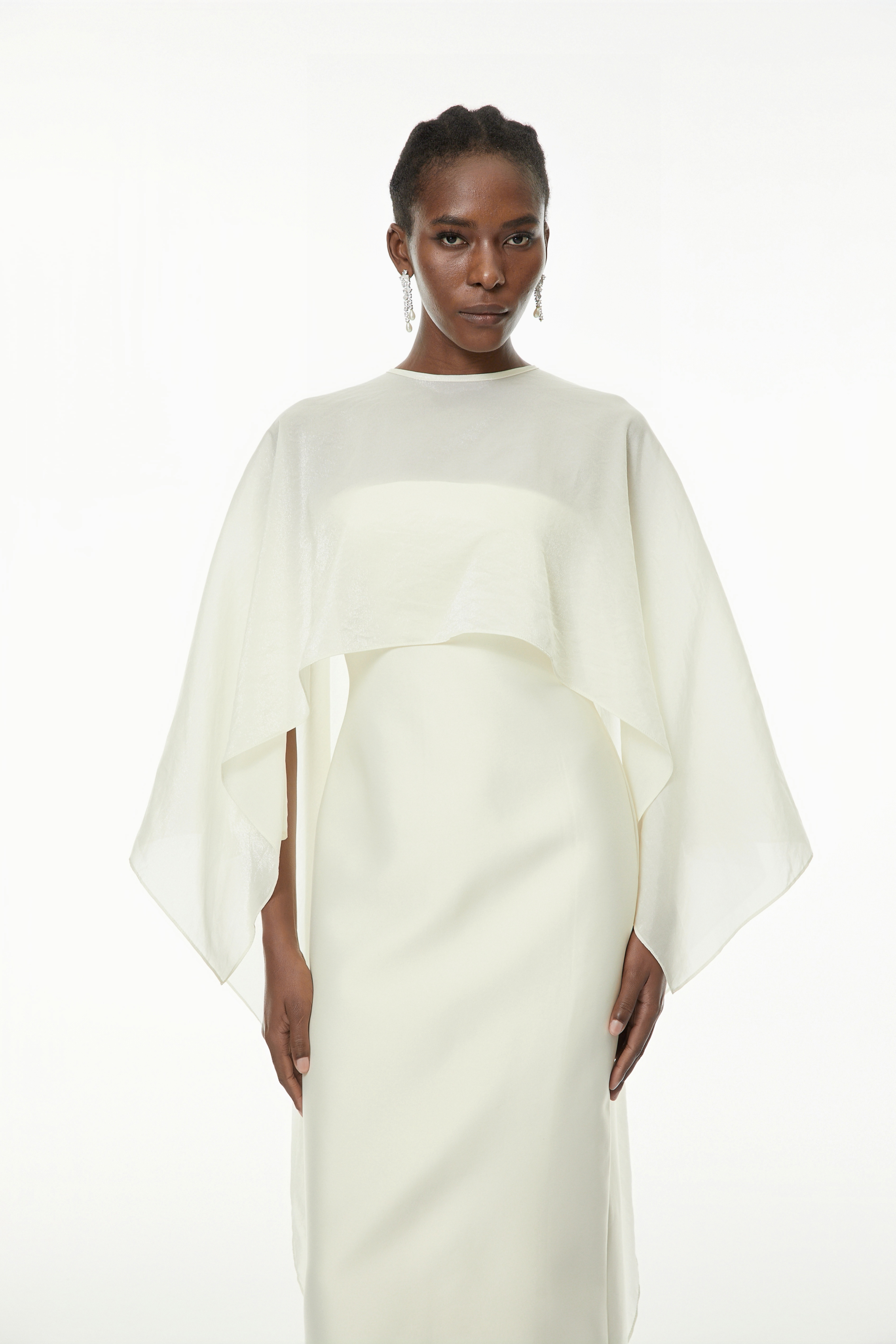 Xiomara Weißes Cape-Design Satin-Maxikleid