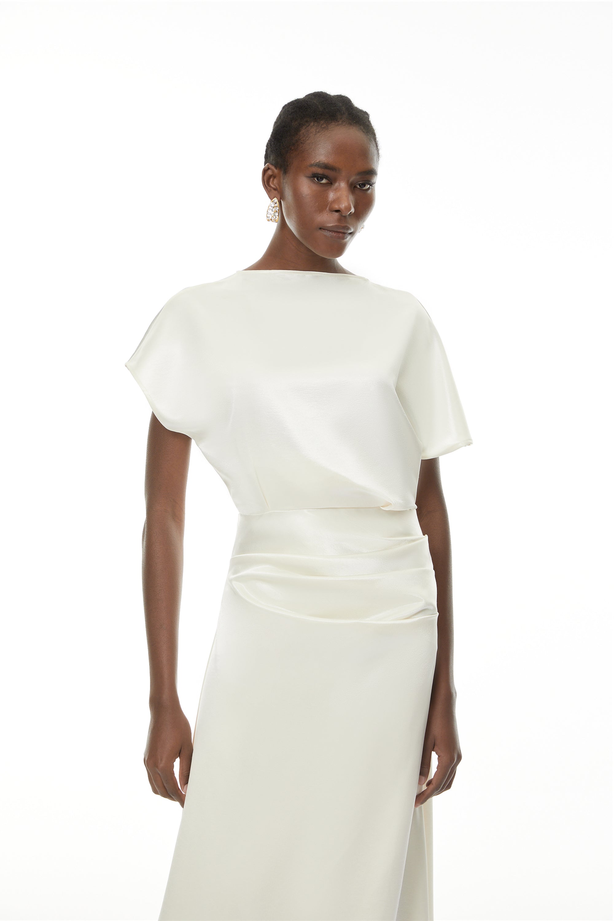 Zuzanna White Asymmetrisches glänzendes Maxikleid