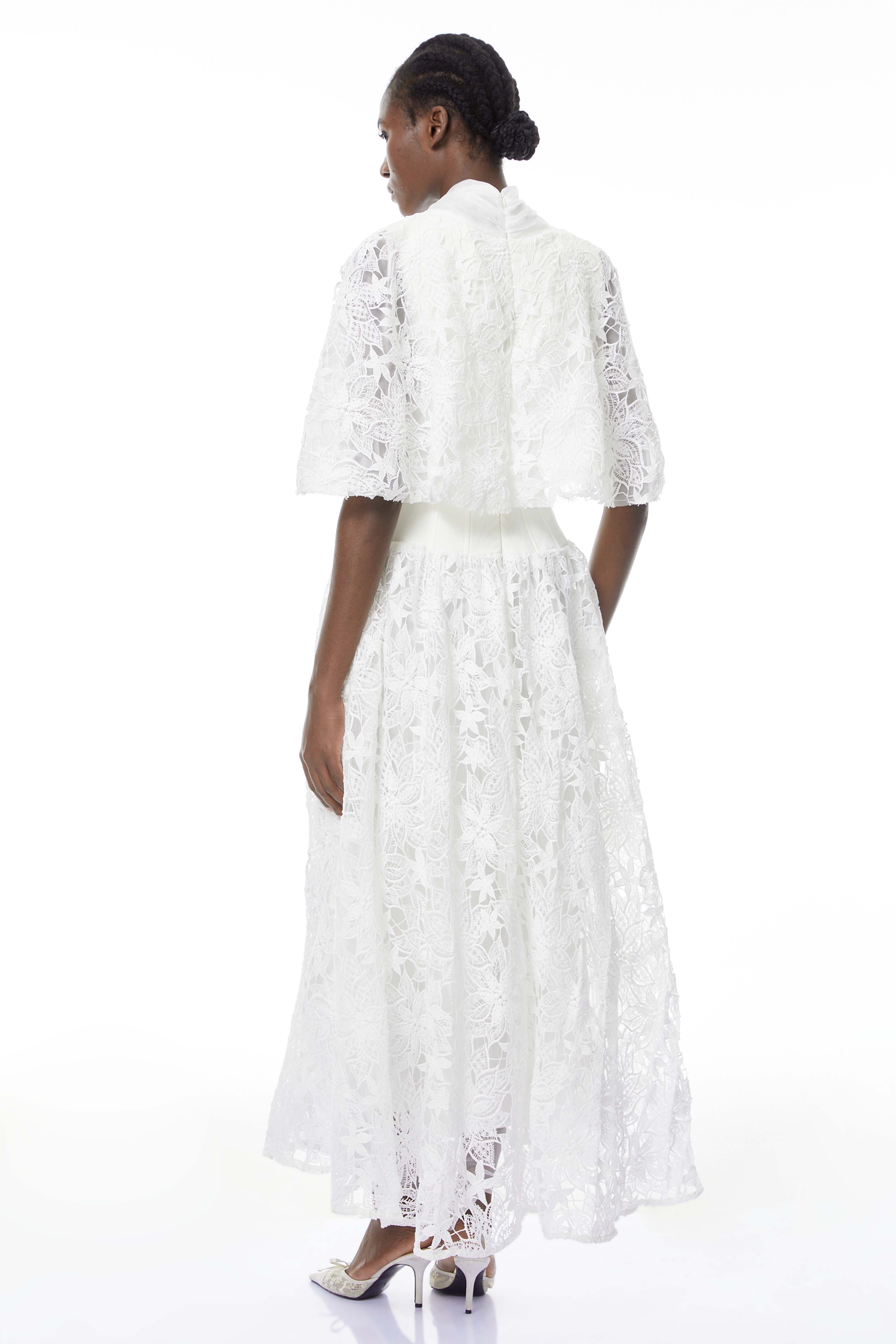 Sissel Weißes Maxikleid aus floraler Spitze mit Schleife zum Binden