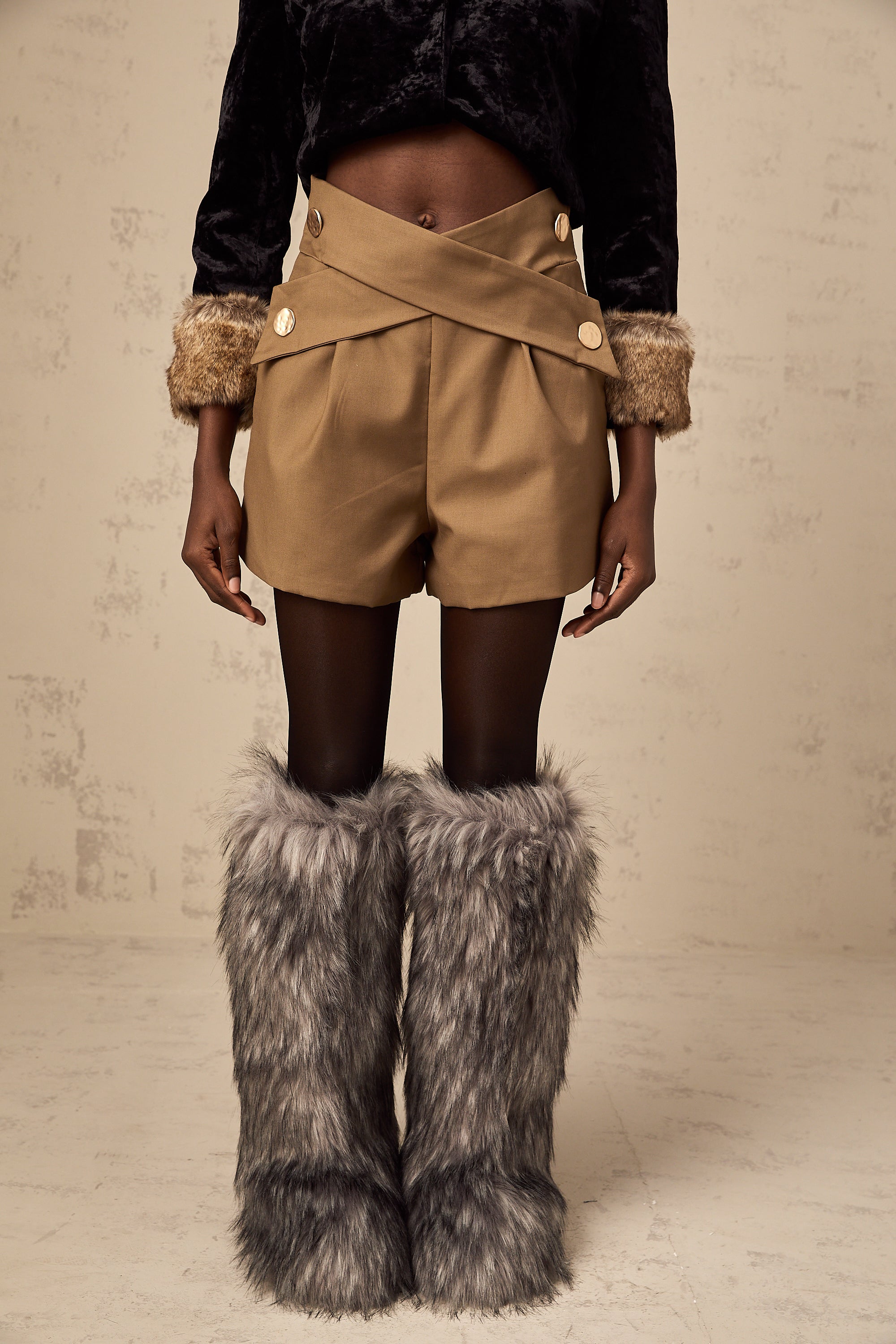 Chlore Khaki Crossover-Design Shorts (Endgültiger Verkauf)