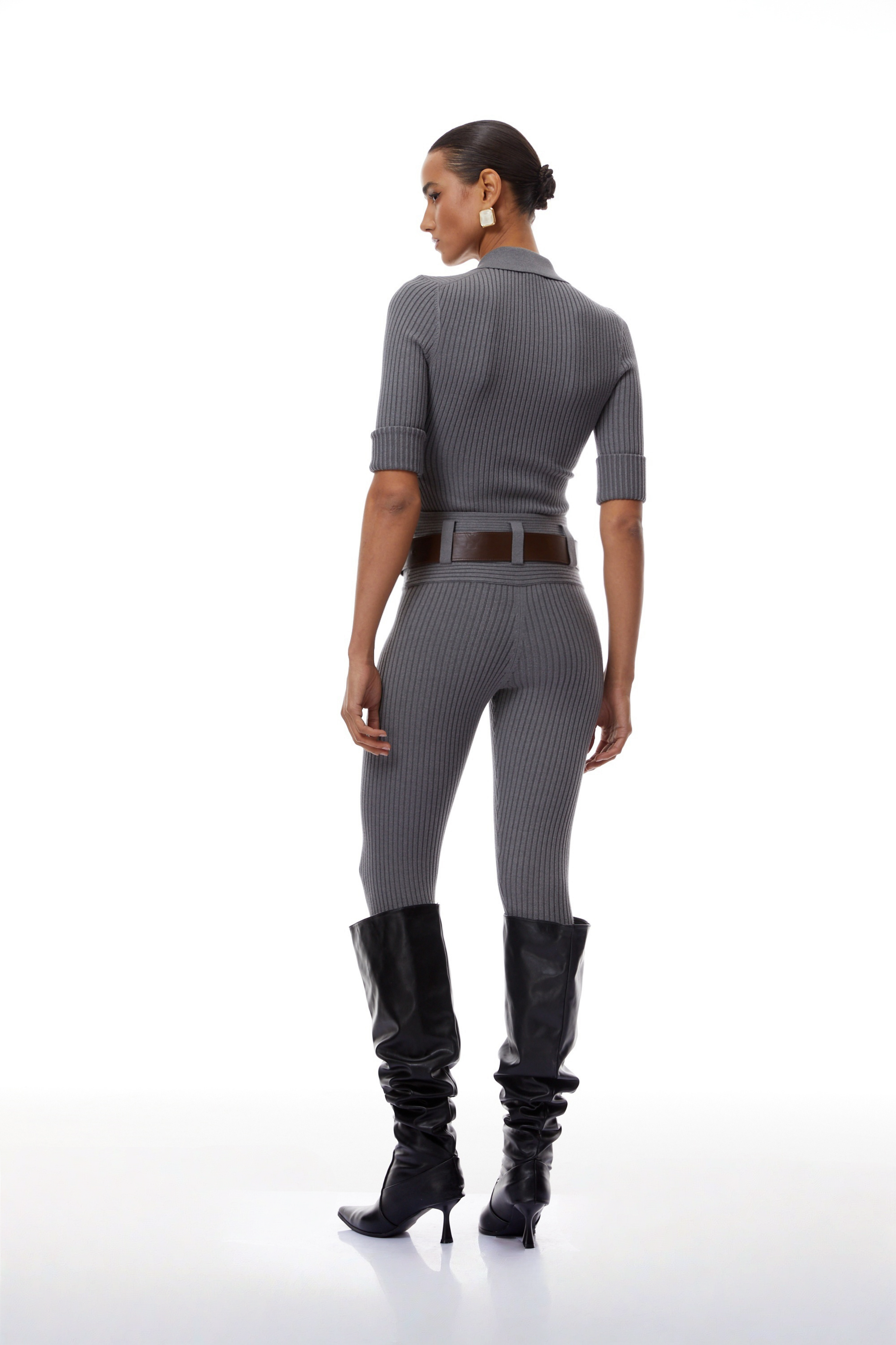 Graues Set aus geripptem Strickbody und Hose