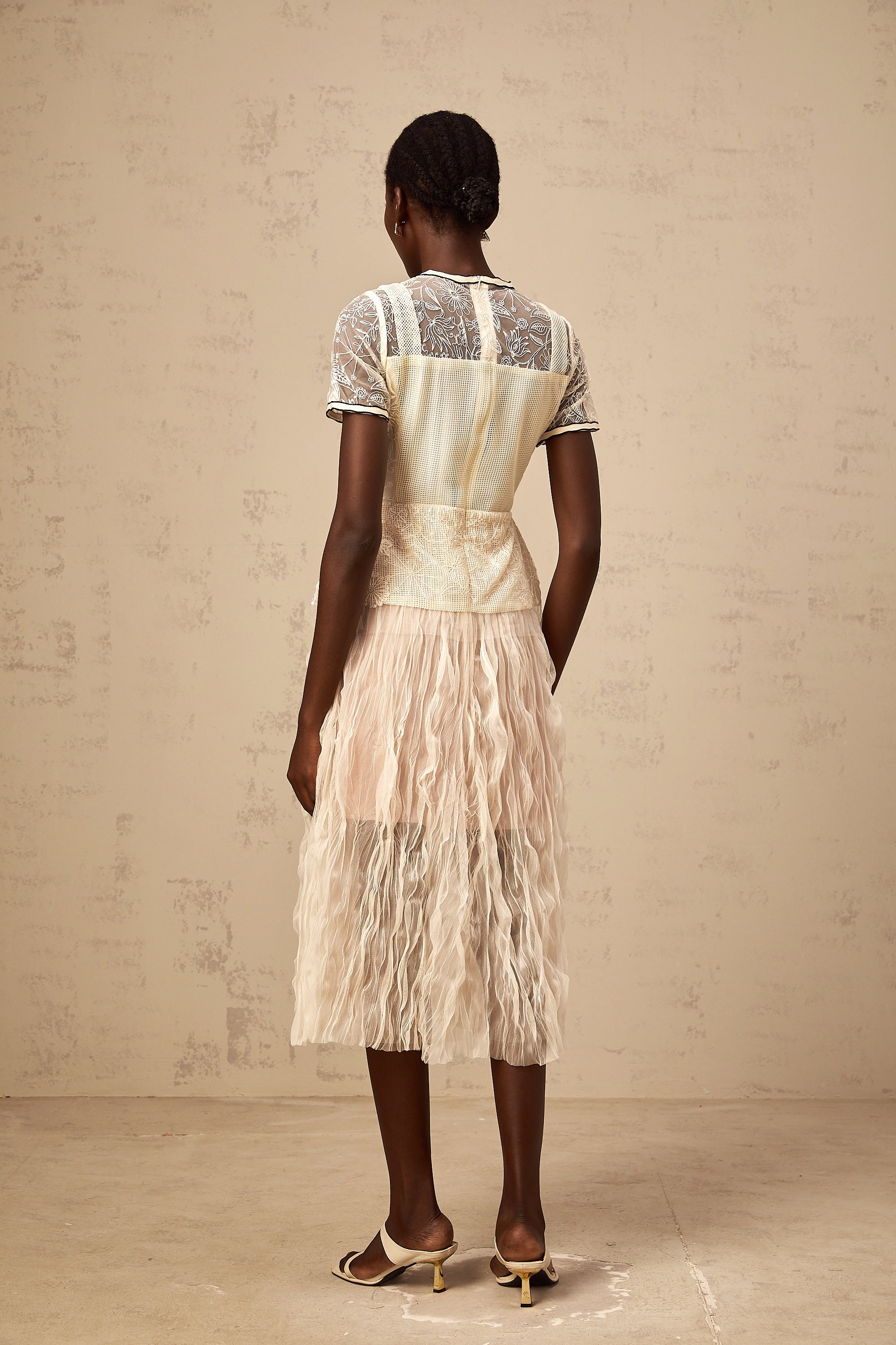 Sandrine – Beiges Midikleid aus besticktem Tüll