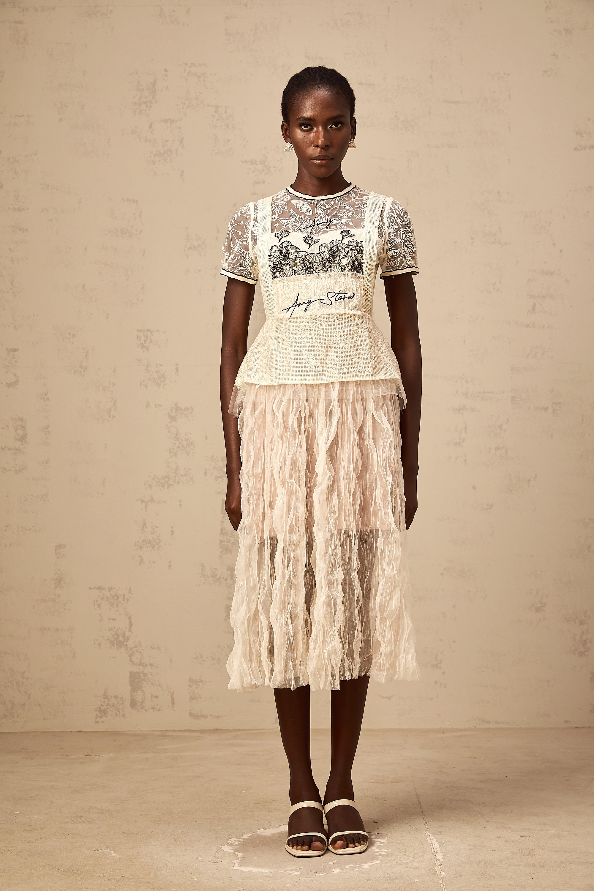 Sandrine – Beiges Midikleid aus besticktem Tüll