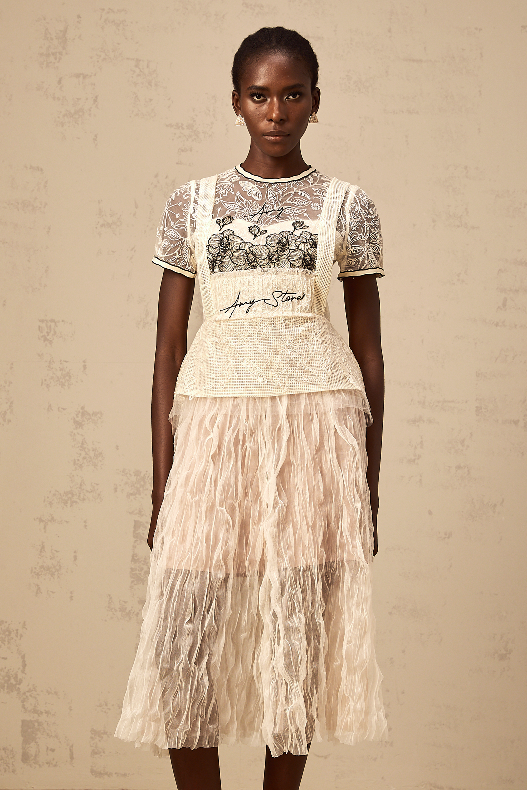 Sandrine – Beiges Midikleid aus besticktem Tüll