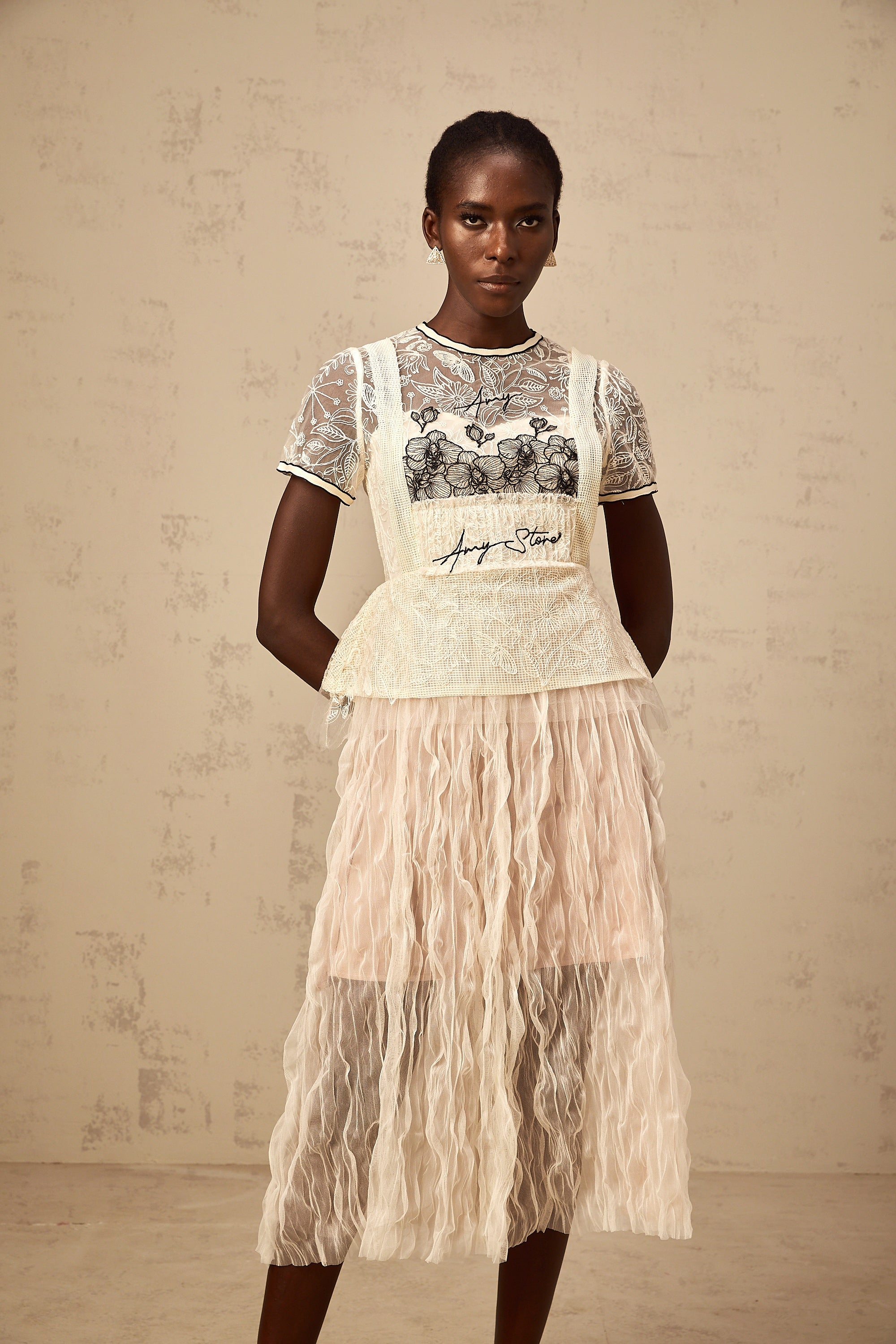 Sandrine – Beiges Midikleid aus besticktem Tüll