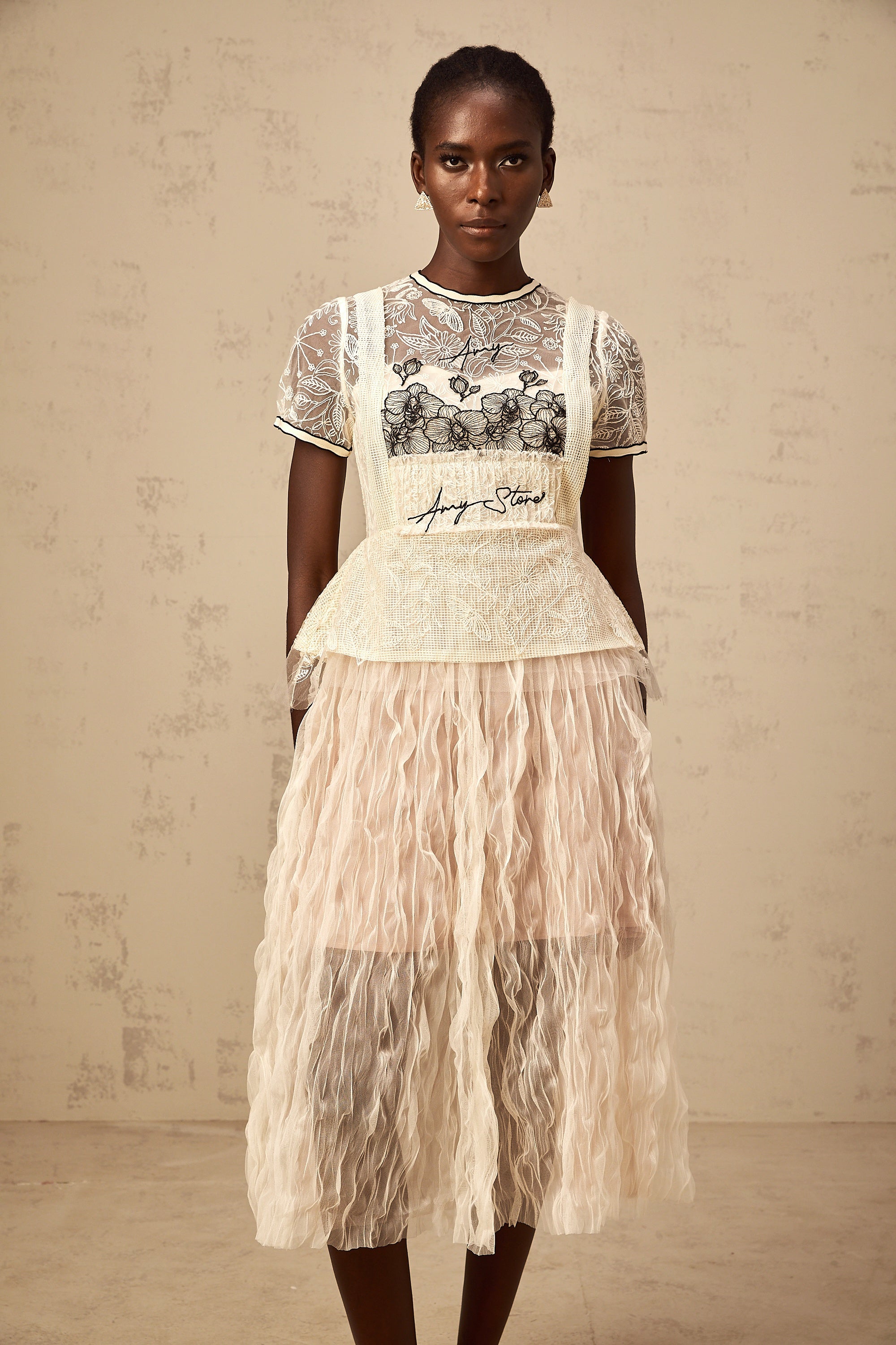 Sandrine – Beiges Midikleid aus besticktem Tüll