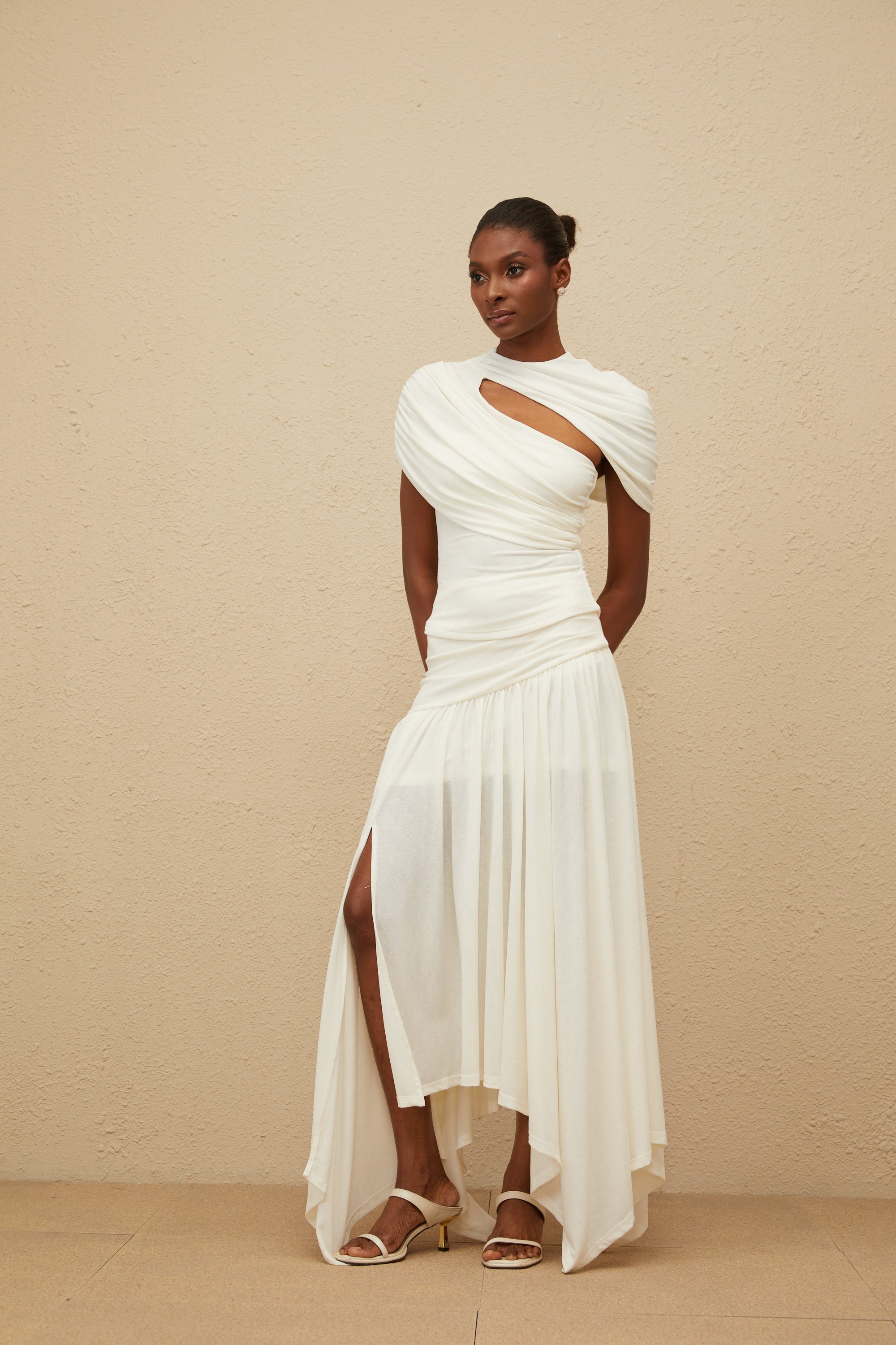 Veloursweißes asymmetrisches Oberteil- und Rock-Set