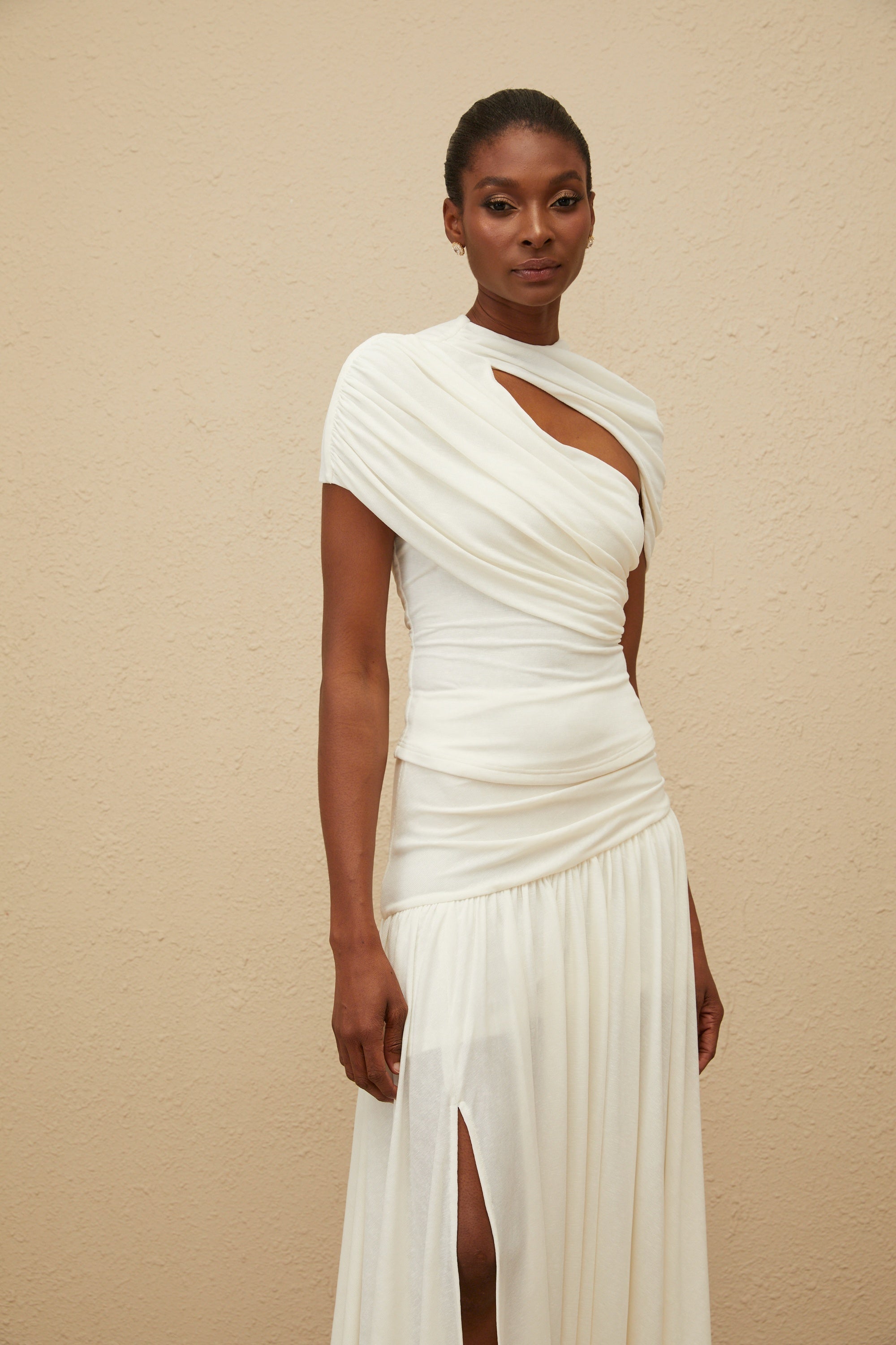 Veloursweißes asymmetrisches Oberteil- und Rock-Set