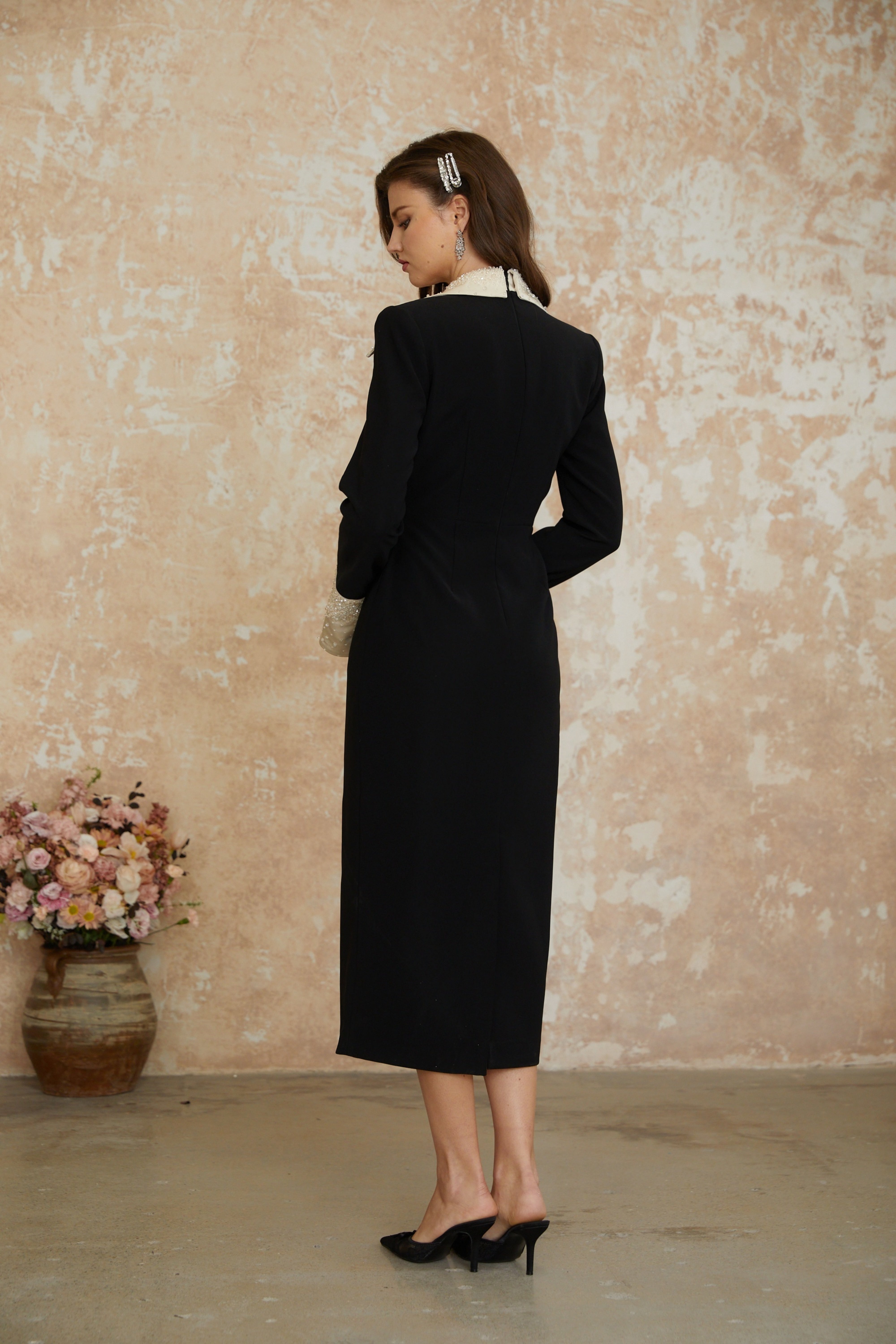 Aina Schwarzes Midi-Kleid mit verziertem Korsett