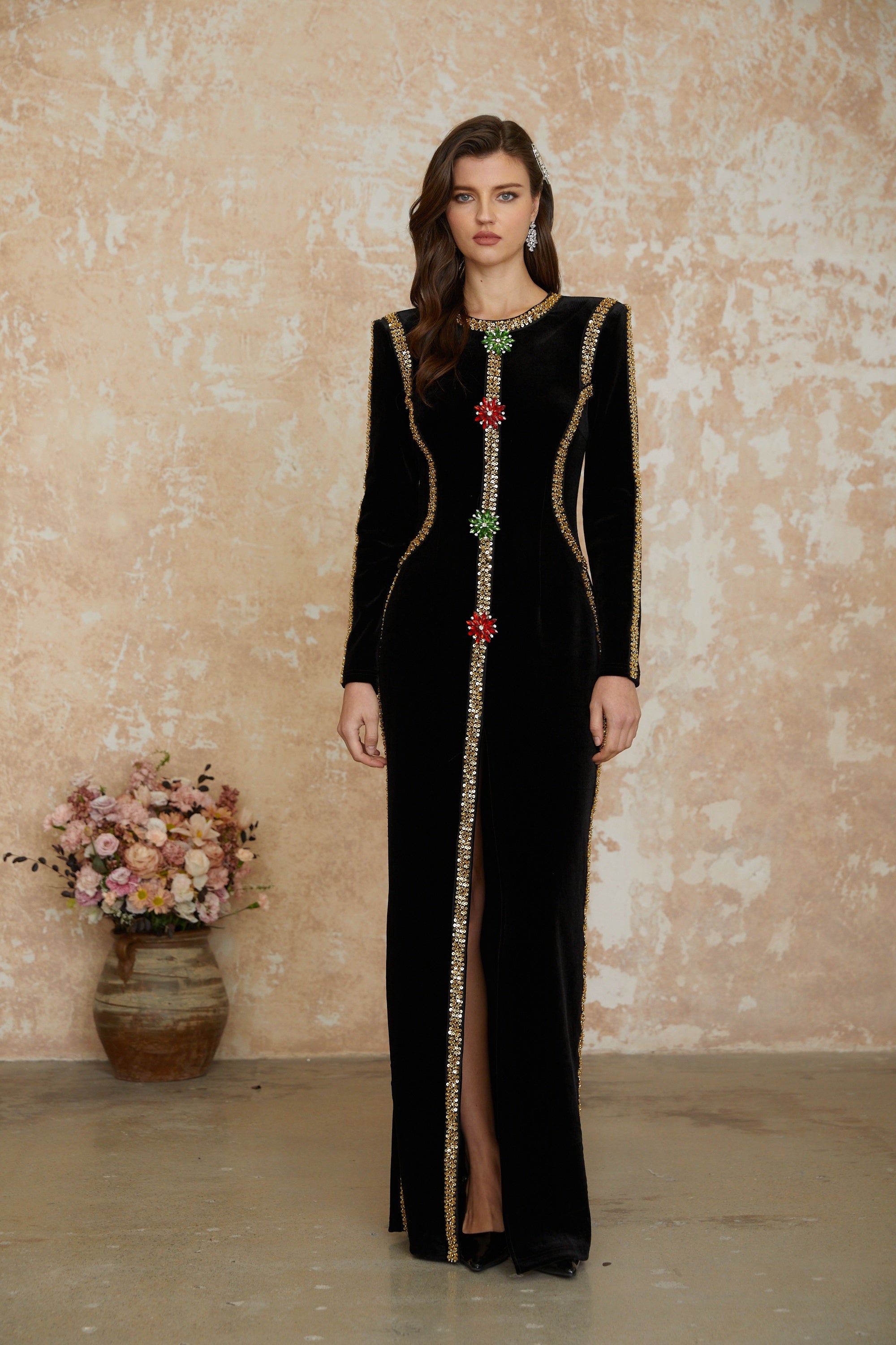 Anna Schwarzes Maxikleid mit Kristallverzierung und Schlitz vorne