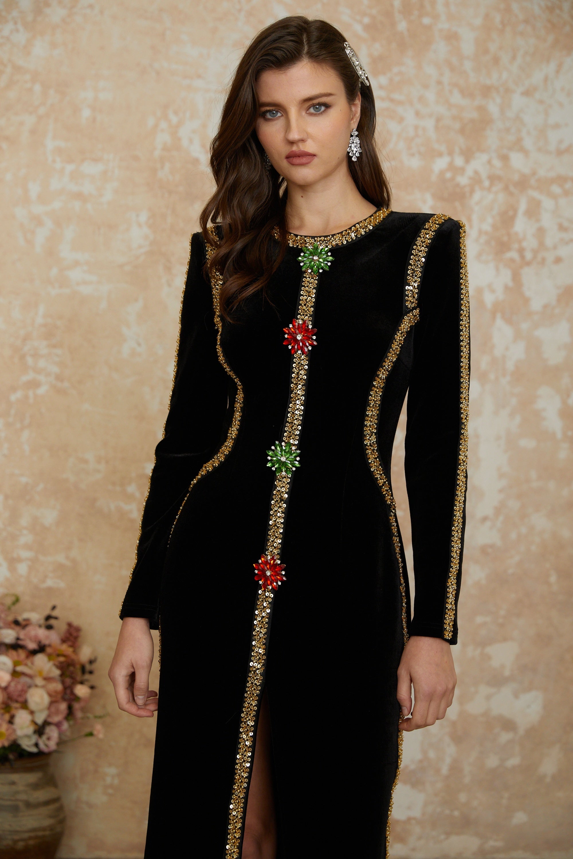 Anna Schwarzes Maxikleid mit Kristallverzierung und Schlitz vorne