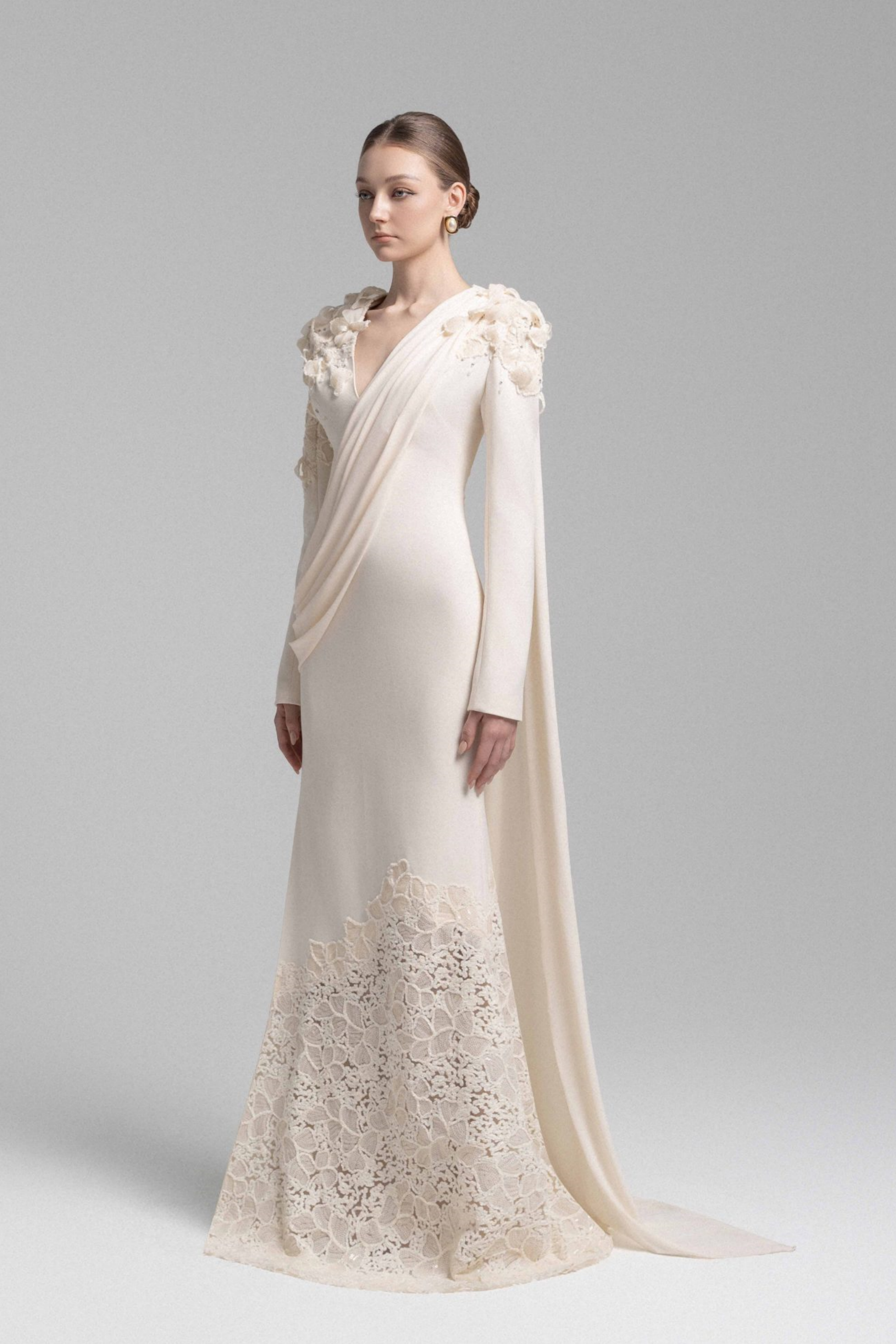 Calanthe Champagnerfarbenes Maxikleid aus floraler Spitze mit Schleifendetail