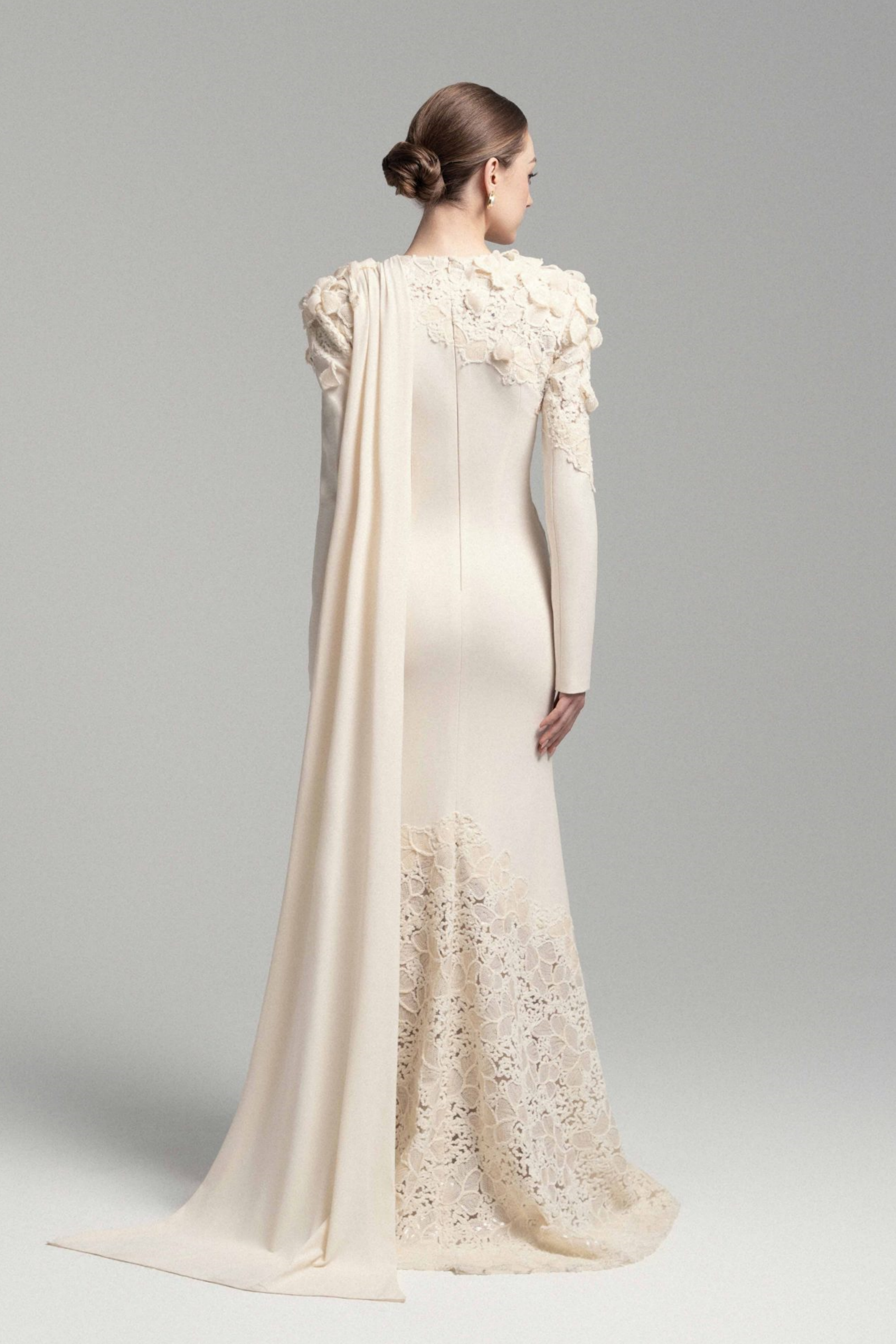 Calanthe Champagnerfarbenes Maxikleid aus floraler Spitze mit Schleifendetail