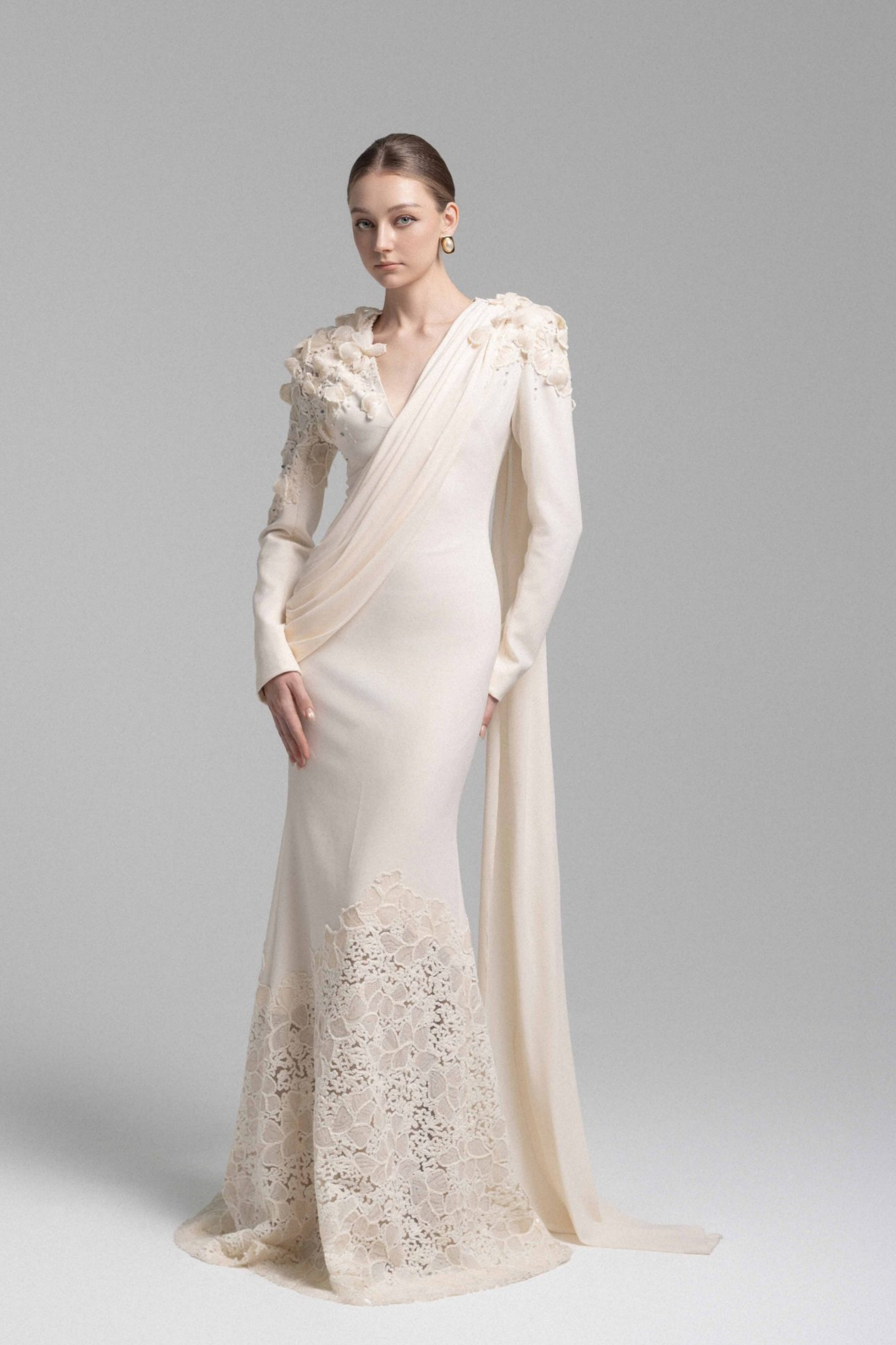 Calanthe Champagnerfarbenes Maxikleid aus floraler Spitze mit Schleifendetail